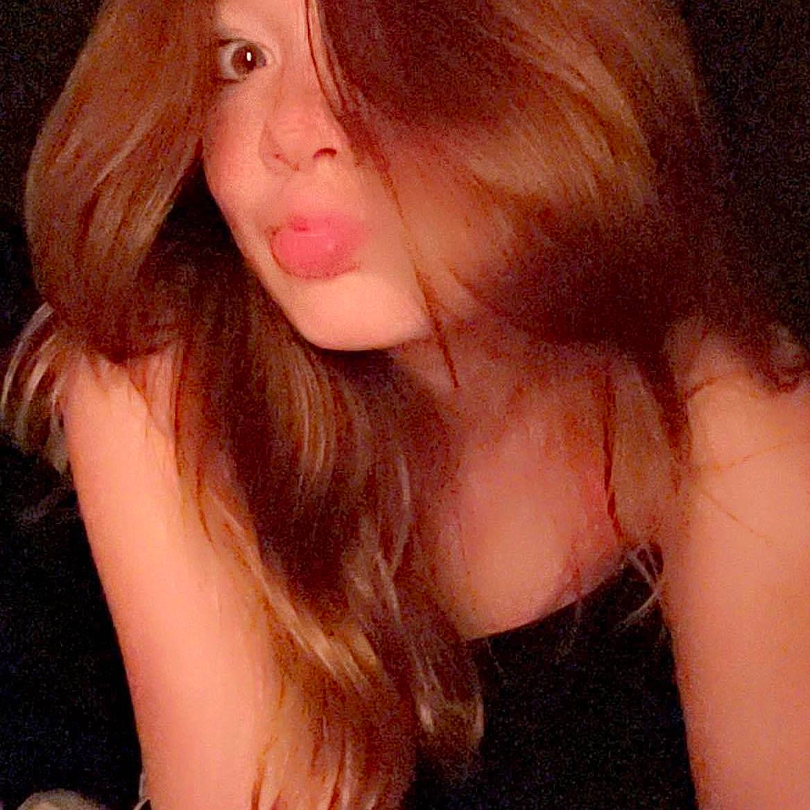 Samarria joined the competition — help win amazing prizes! bangs, black_hair, blond, brown_hair, cheek, chin, eyebrow, eyelash, gesture, jaw, layered_hair, lip, liver, long_hair, neck, nose, person, selfie, skin, step_cutting