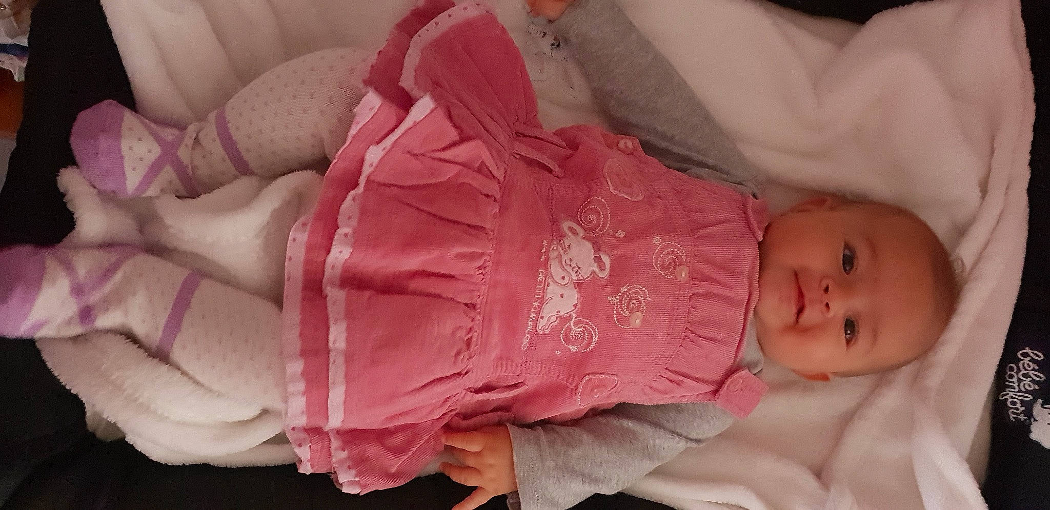 Julia a rejoint le concours — aidez-le/la à gagner de superbes lots ! abdomen, arm, baby, baby_products, baby_toddler_clothing, cheek, comfort, eye, finger, human_body, leg, lip, mouth, nose, person, pink, product, skin, sleeve, textile