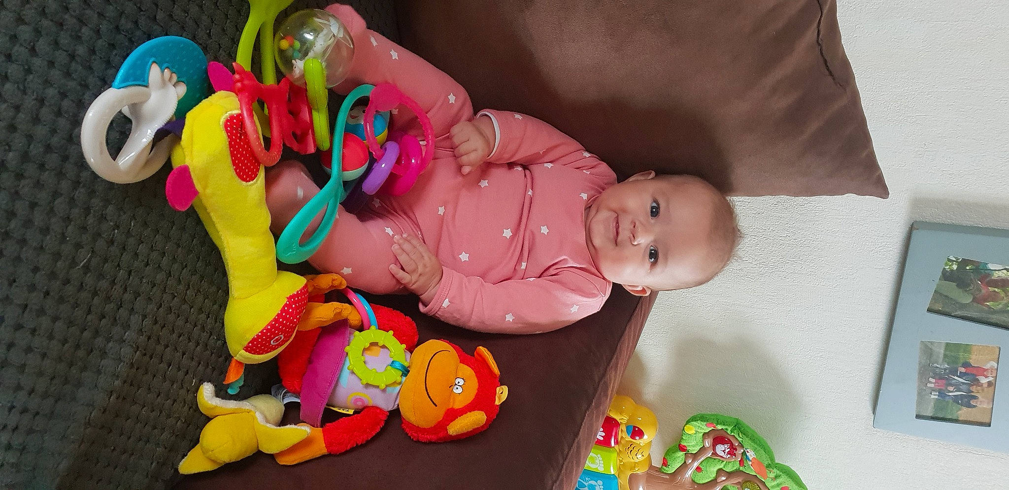 Julia participe au concours pour gagner de l'argent avec cette photo : baby, baby_products, baby_toddler_clothing, baby_toys, cheek, child, fun, human_body, magenta, mammal, person, pink, plastic, play, room, smile, stuffed_toy, textile, toddler, toy