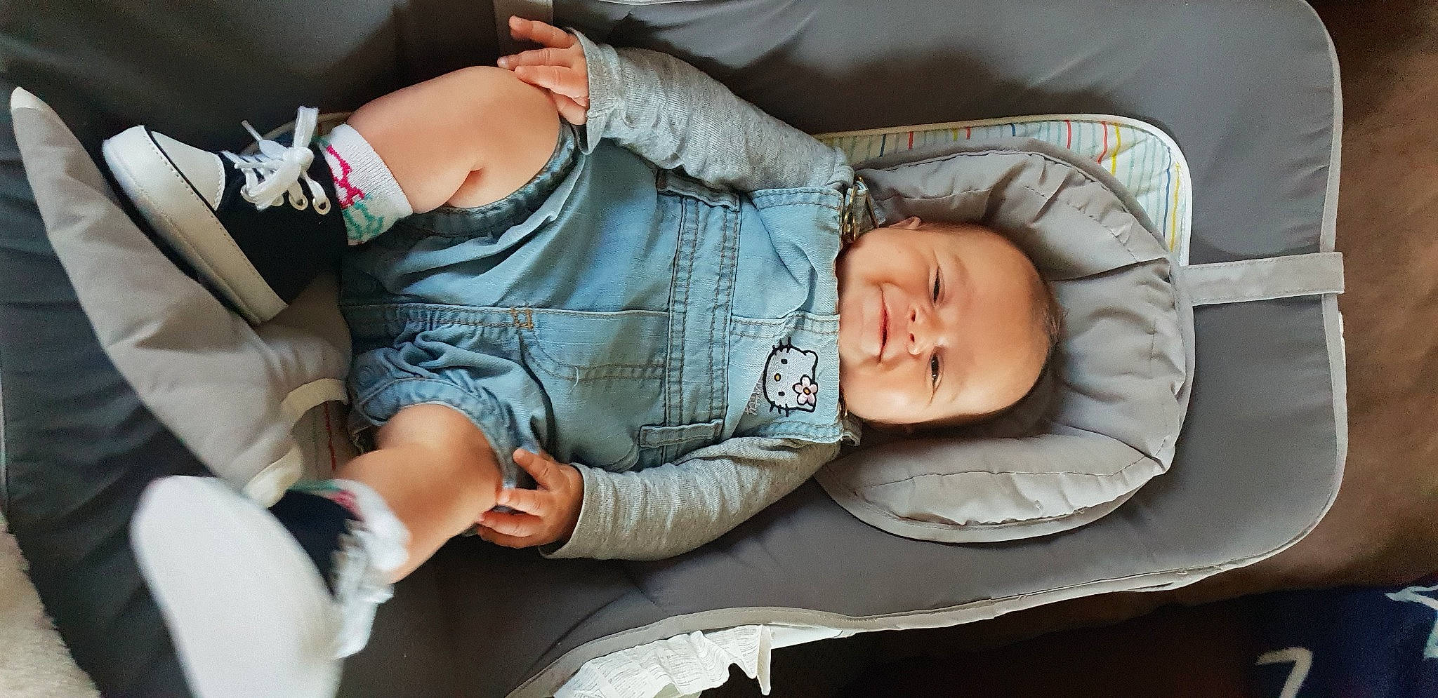 Julia participe au concours pour gagner de l'argent avec cette photo : abdomen, baby, baby_toddler_clothing, chair, child, comfort, couch, elbow, finger, glasses, hand, human_leg, knee, lap, leg, person, sitting, skin, thigh, toddler