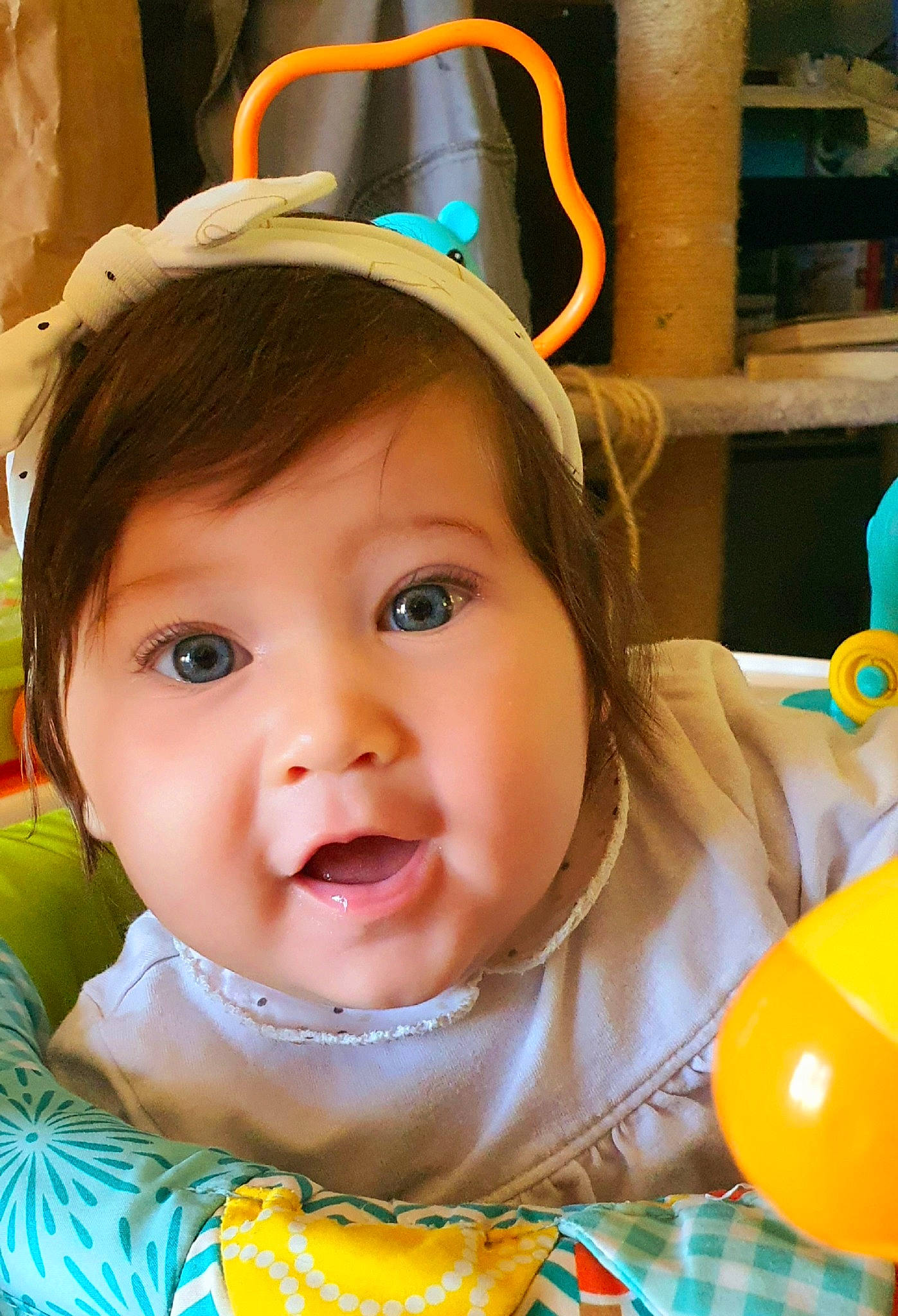 Maïlys participe au concours pour gagner de l'argent avec cette photo : baby, baby_products, beauty, cheek, child, ear, eye, face, fashion_accessory, fun, head, headgear, iris, neck, nose, person, play, skin, smile, surprise