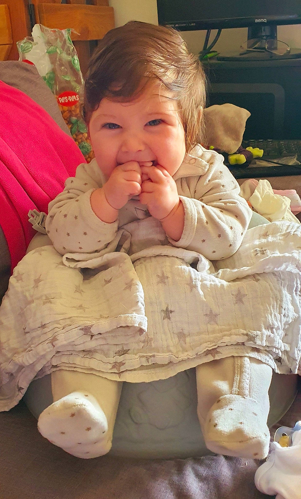 Maïlys a rejoint le concours — aidez-le/la à gagner de superbes lots ! baby, cheek, child, person, play, sitting, toddler