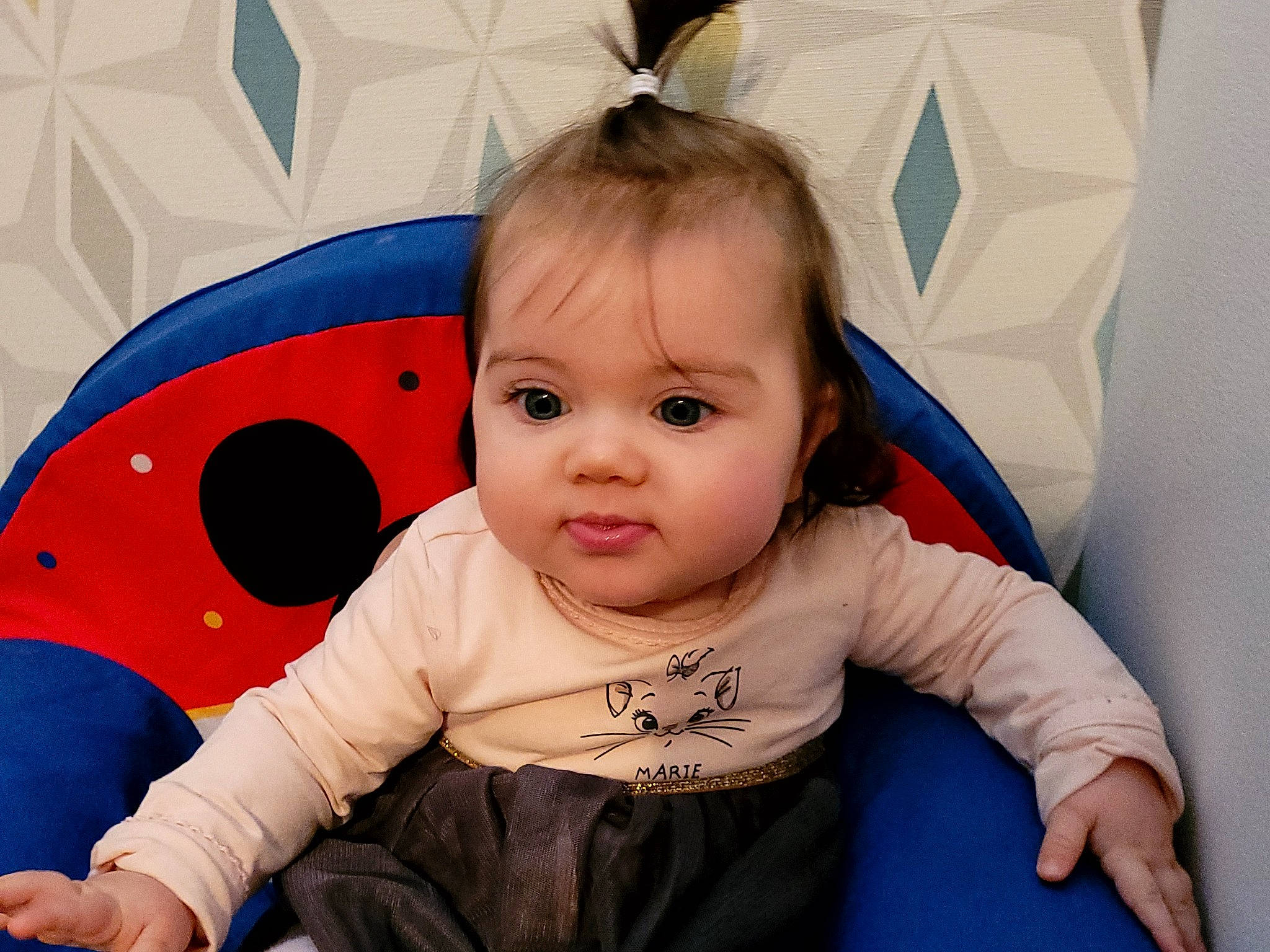 Méline a rejoint le concours — aidez-le/la à gagner de superbes lots ! baby, baby_toddler_clothing, blond, cheek, child, comfort, eyebrow, fun, happy, iris, linens, mammal, mouth, nose, person, room, sitting, skin, sleeve, smile