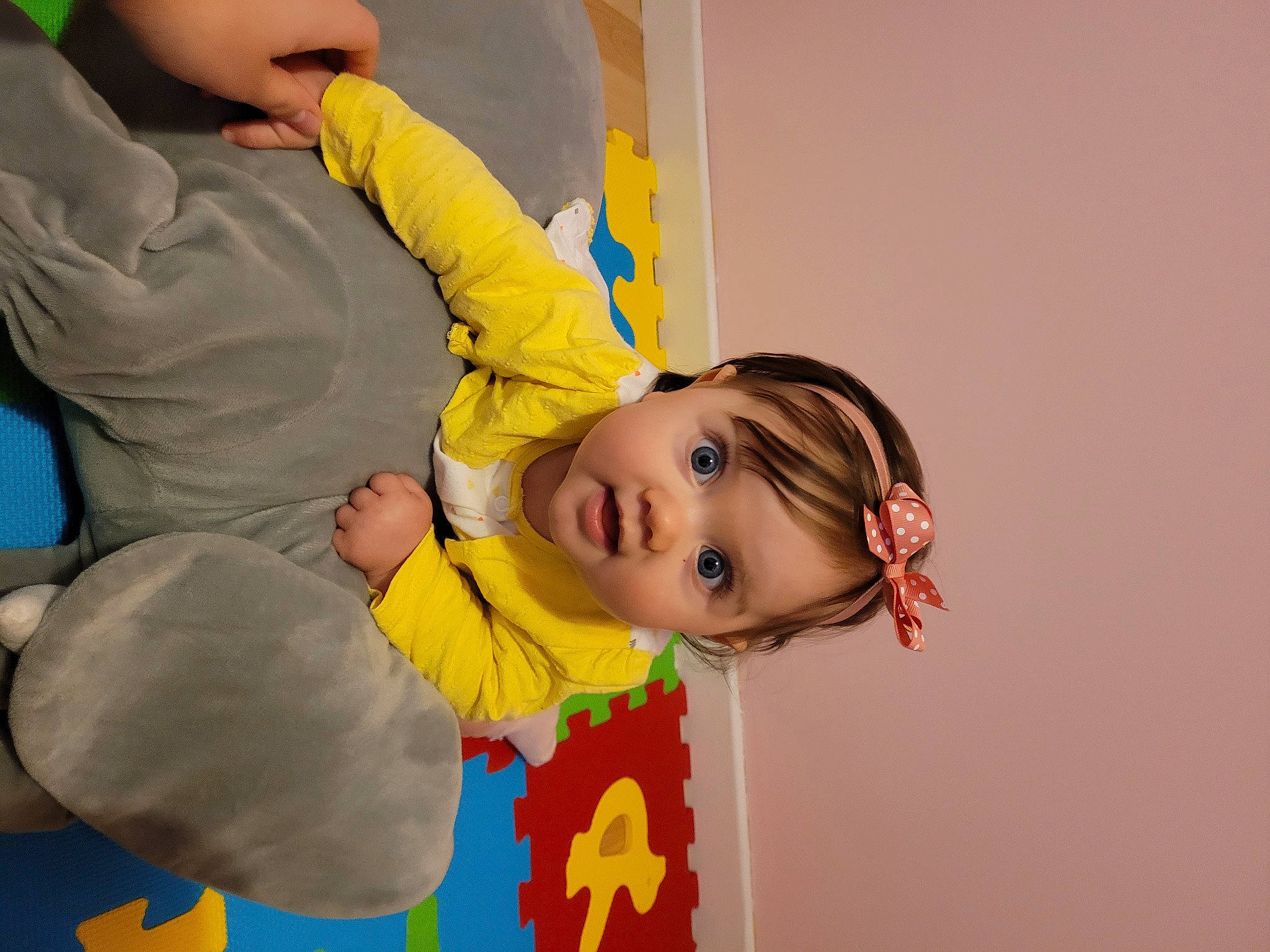 Méline a rejoint le concours — aidez-le/la à gagner de superbes lots ! arm, baby, baby_products, baby_toddler_clothing, cheek, child, comfort, fun, gesture, happy, leisure, nose, pattern, person, play, room, sitting, skin, smile, surprise