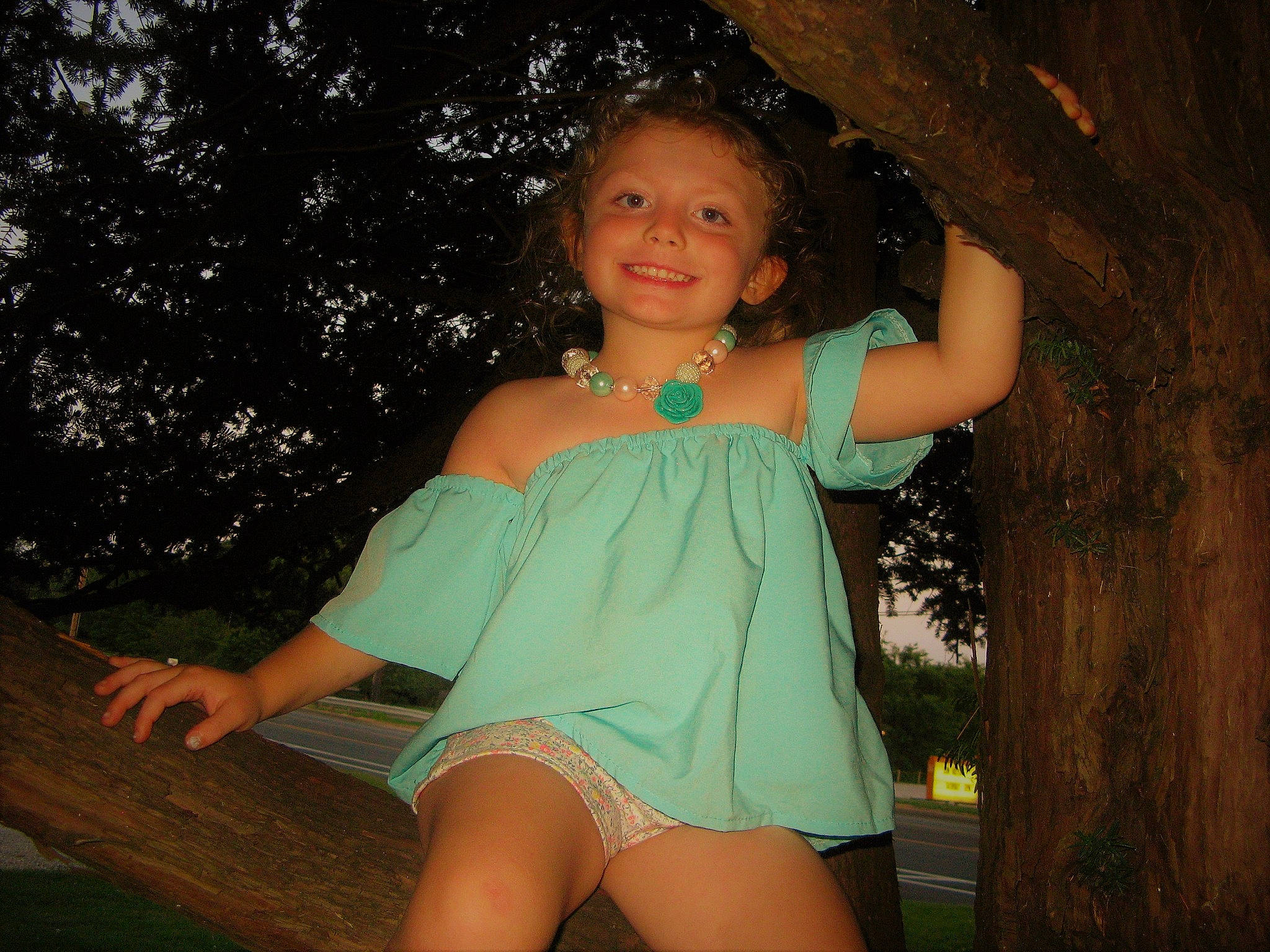 Kaedyn is registered to the contest to win money with this photo: abdomen, beauty, child_model, fun, joy, leg, long_hair, person, smile, thigh, trunk