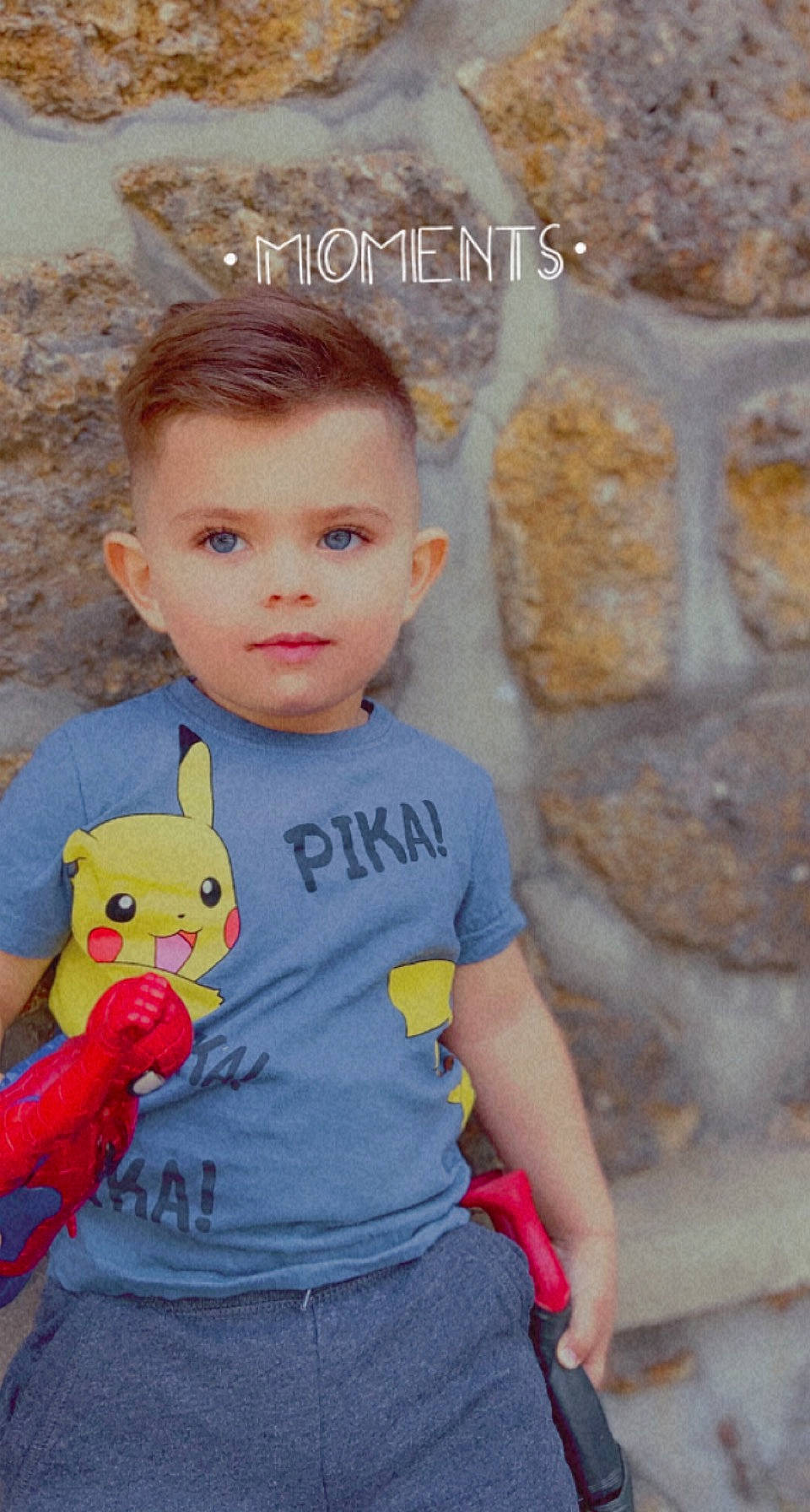 Tiago participe au concours pour gagner de l'argent avec cette photo : child, chin, eye, facial_expression, fun, hair, happy, head, iris, joint, leisure, mammal, neck, person, sitting, skin, sleeve, summer, t_shirt, toddler