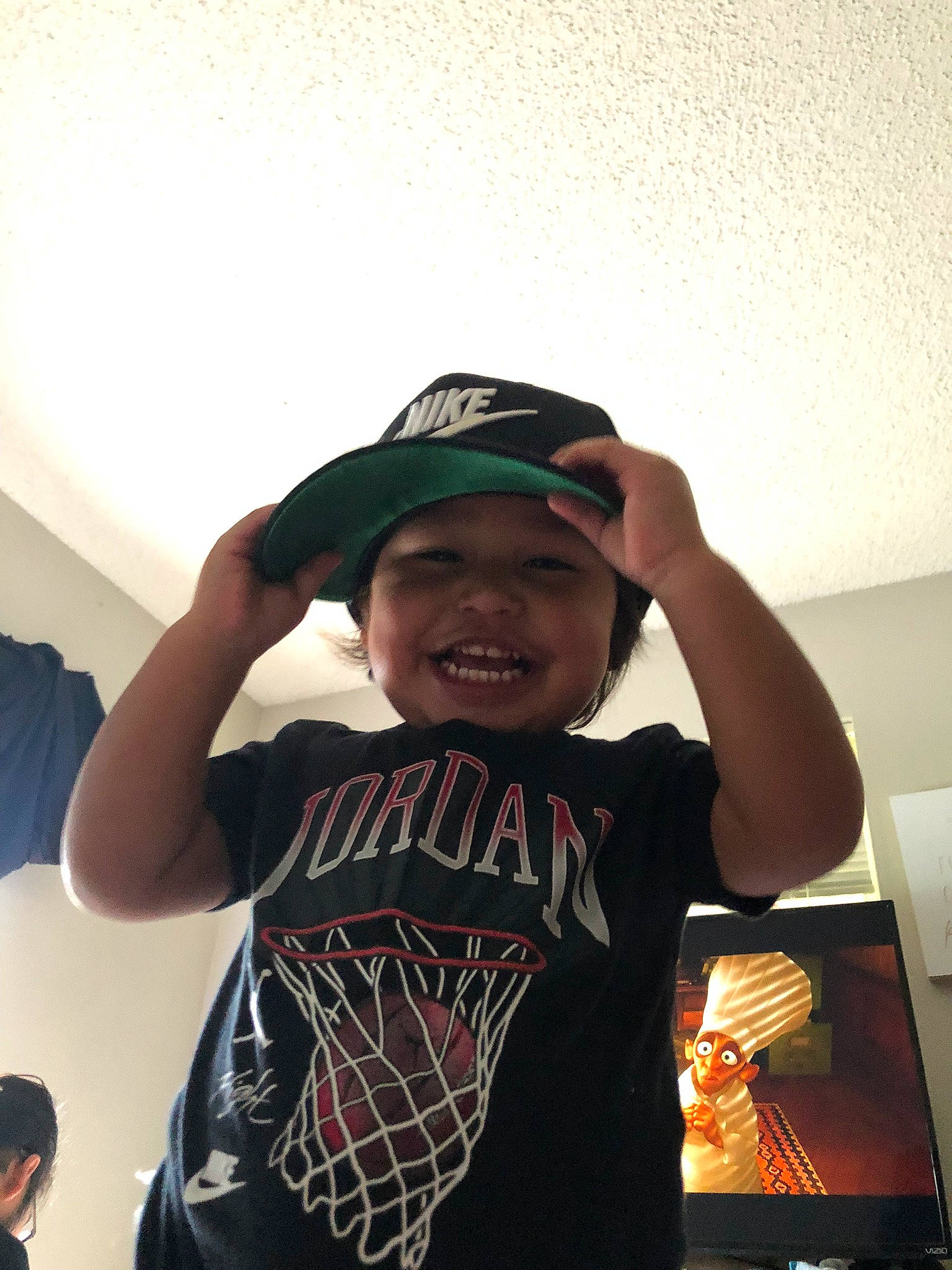 Keynai is registered to the contest to win money with this photo: cap, cool, elbow, eyewear, fashion_accessory, finger, flash_photography, fun, gesture, happy, headgear, headwear, joint, joy, neck, person, personal_protective_equipment, shoulder, sleeve, smile