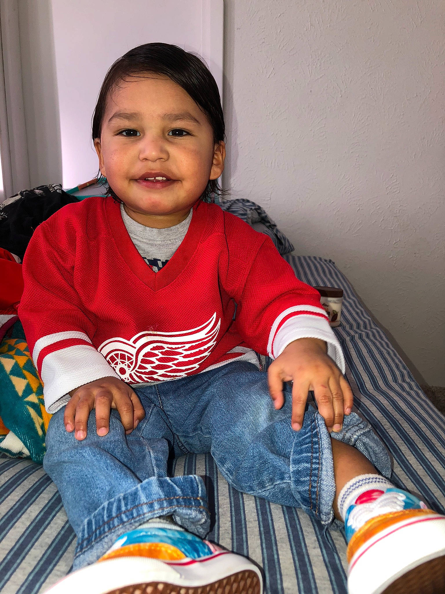 Keynai is registered to the contest to win money with this photo: baby_toddler_clothing, beauty, cheek, comfort, happy, human_leg, joy, knee, lap, leg, pattern, person, plaid, sitting, skin, sleeve, smile, sneakers, sock, textile