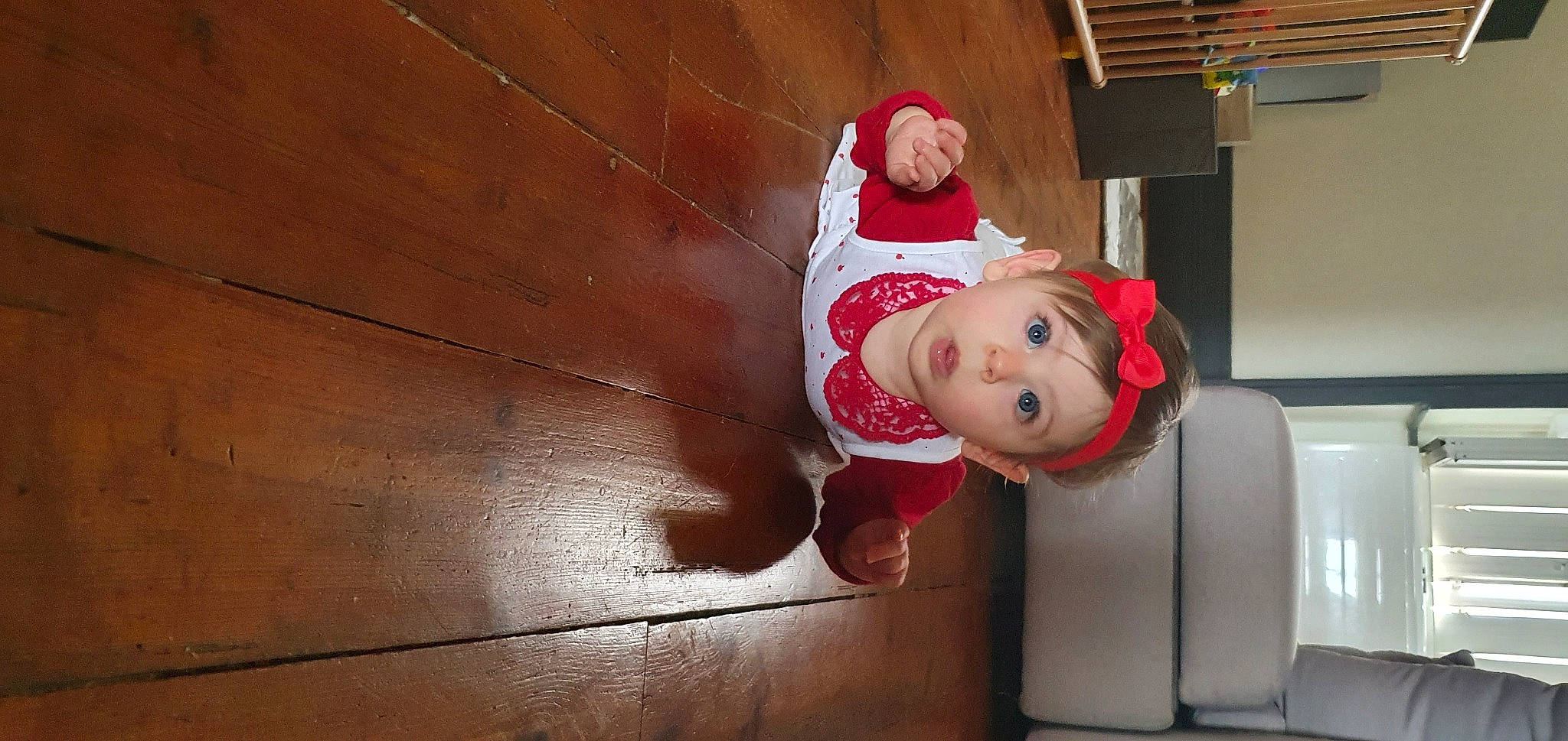 Eluna a rejoint le concours — aidez-le/la à gagner de superbes lots ! baby, carmine, child, christmas, fictional_character, flooring, fun, happy, hardwood, hat, headgear, orange, person, room, shelf, smile, surprise, toddler, toy, window