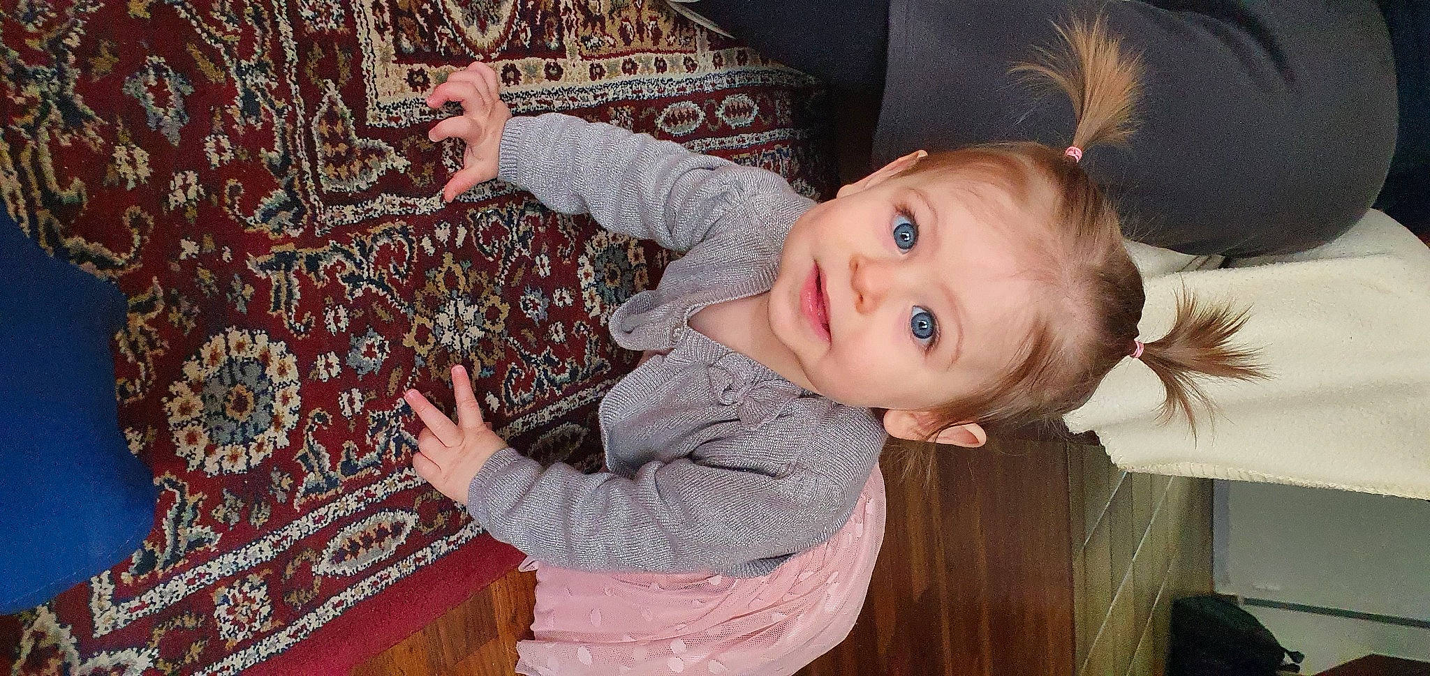 Eluna a rejoint le concours — aidez-le/la à gagner de superbes lots ! baby_toddler_clothing, cheek, ear, eye, finger, fun, happy, iris, leaf, mammal, nose, pattern, person, room, skin, smile, textile, toddler, tree, vertebrate