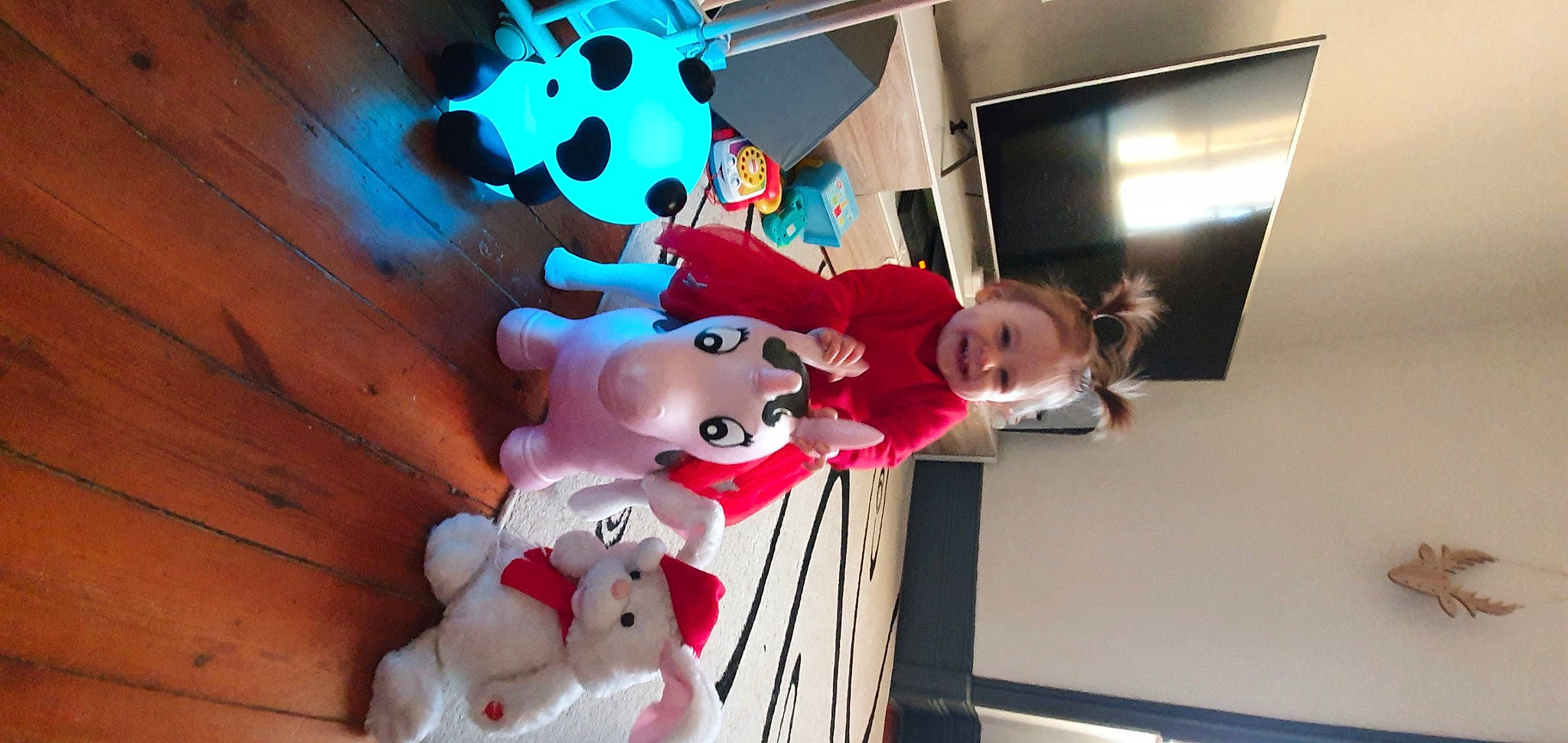 Eluna a rejoint le concours — aidez-le/la à gagner de superbes lots ! animation, carmine, event, fictional_character, fun, fur, happy, holiday, joy, mammal, mascot, person, pink, plush, room, snapshot, stuffed_toy, toddler, toy, vertebrate