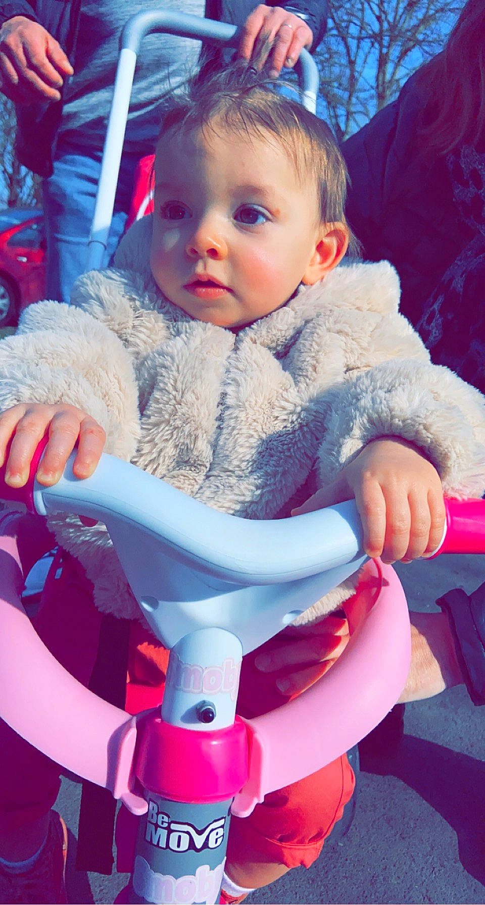 Akira a rejoint le concours — aidez-le/la à gagner de superbes lots ! baby, baby_products, baby_safety, baby_toddler_clothing, cheek, child, comfort, cool, electric_blue, fun, happy, lap, leisure, magenta, person, recreation, sitting, skin, sleeve, t_shirt