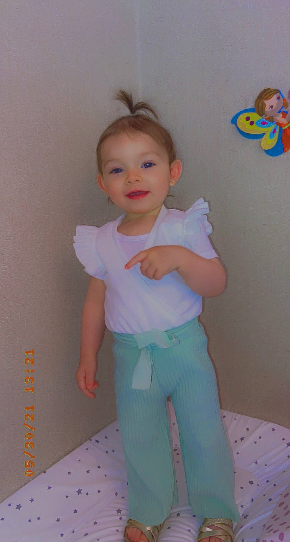 Akira a rejoint le concours — aidez-le/la à gagner de superbes lots ! arm, baby_toddler_clothing, cheek, child, fun, hair, happy, head, human_leg, joy, knee, person, pink, product, room, sleeve, smile, standing, stomach, t_shirt