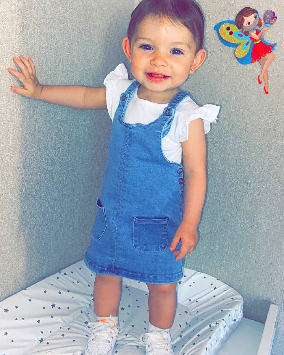 Akira a rejoint le concours — aidez-le/la à gagner de superbes lots ! arm, azure, baby_toddler_clothing, blue, cheek, clothing, dress, face, facial_expression, hairstyle, hand, joint, joy, neck, one_piece_garment, organ, person, product, skin, smile