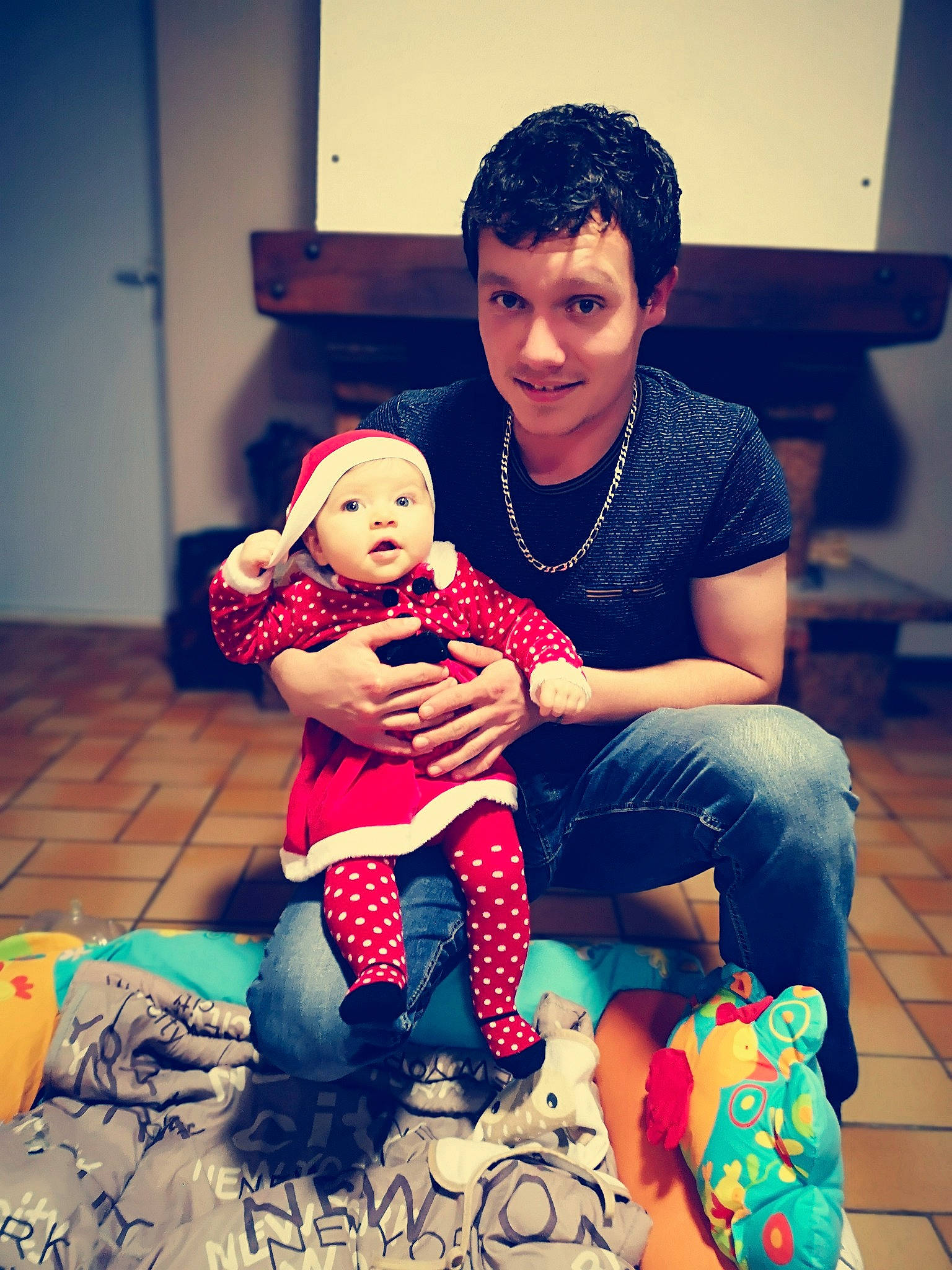 Inès participe au concours pour gagner de l'argent avec cette photo : baby, baby_toddler_clothing, blue, cool, couch, face, facial_expression, fashion, friendship, happy, headwear, interaction, jeans, joy, lap, leg, person, smile, standing, t_shirt