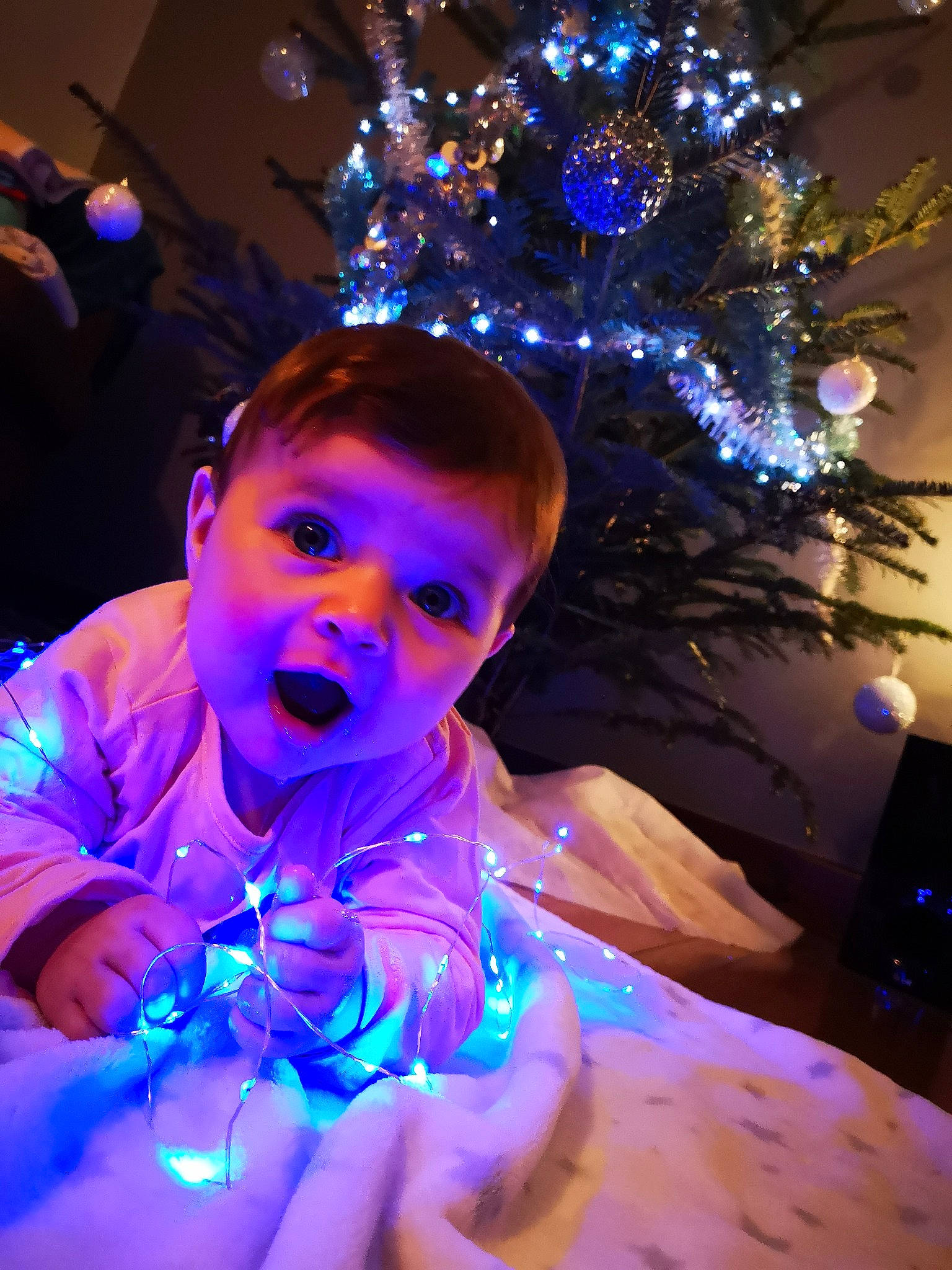 Inès a rejoint le concours — aidez-le/la à gagner de superbes lots ! baby, blue, christmas, christmas_decoration, christmas_ornament, christmas_tree, electric_blue, entertainment, event, flash_photography, fun, happy, holiday, light, lighting, ornament, person, plant, purple, toddler