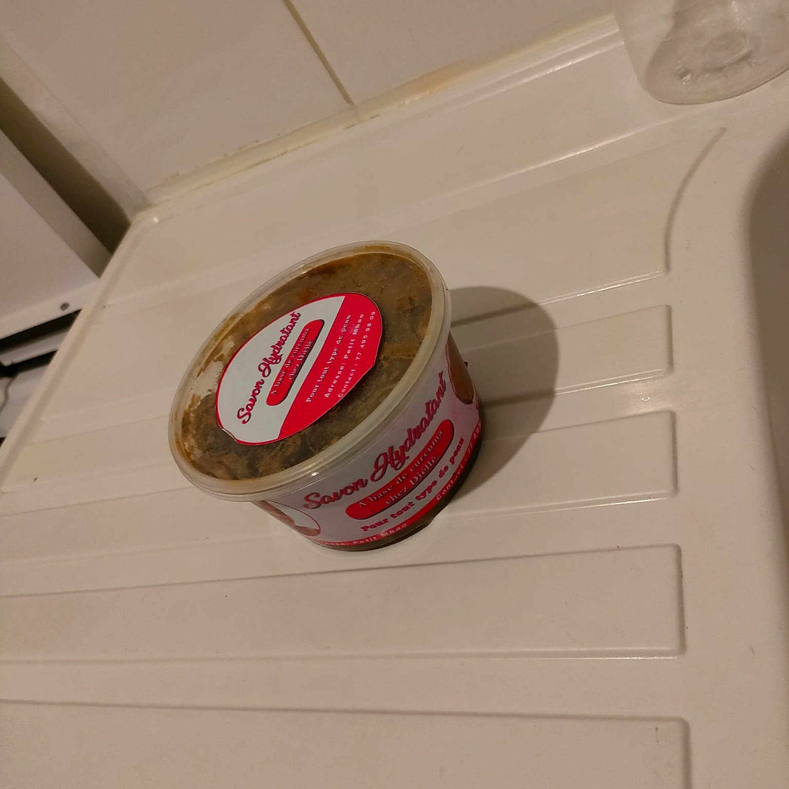 Aïsha participe au concours pour gagner de l'argent avec cette photo : ceiling, circle, cutlery, dishware, emblem, flooring, font, gas, kitchen_utensil, logo, room, tableware, wood