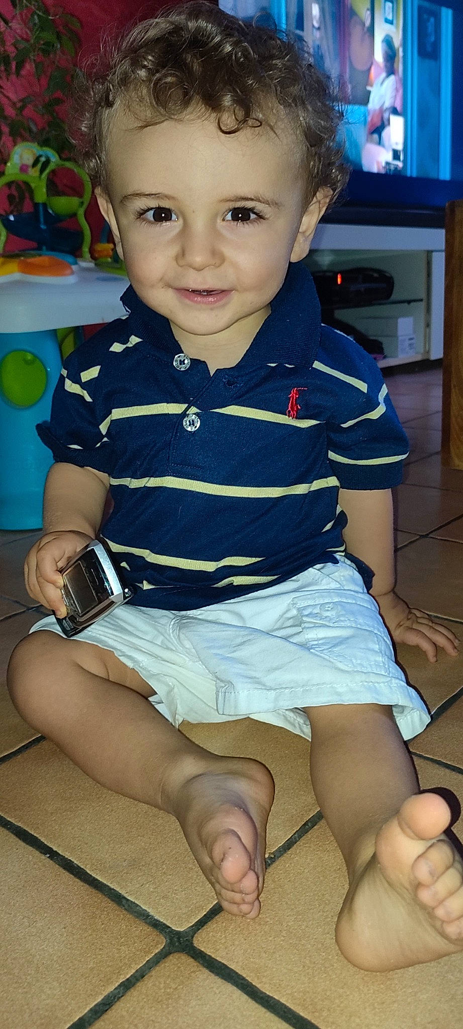 Keylian participe au concours pour gagner de l'argent avec cette photo : baby_toddler_clothing, blue, cheek, eye, face, happy, head, iris, joy, knee, lap, leg, person, shorts, skin, sleeve, smile, t_shirt, television, thigh