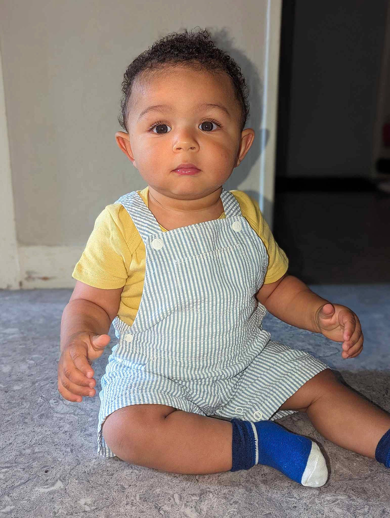 Aaron participe au concours pour gagner de l'argent avec cette photo : baby, baby_toddler_clothing, cheek, child, finger, flooring, foot, human_leg, knee, pattern, person, sandal, sitting, skin, sleeve, sock, thigh, thumb, toddler