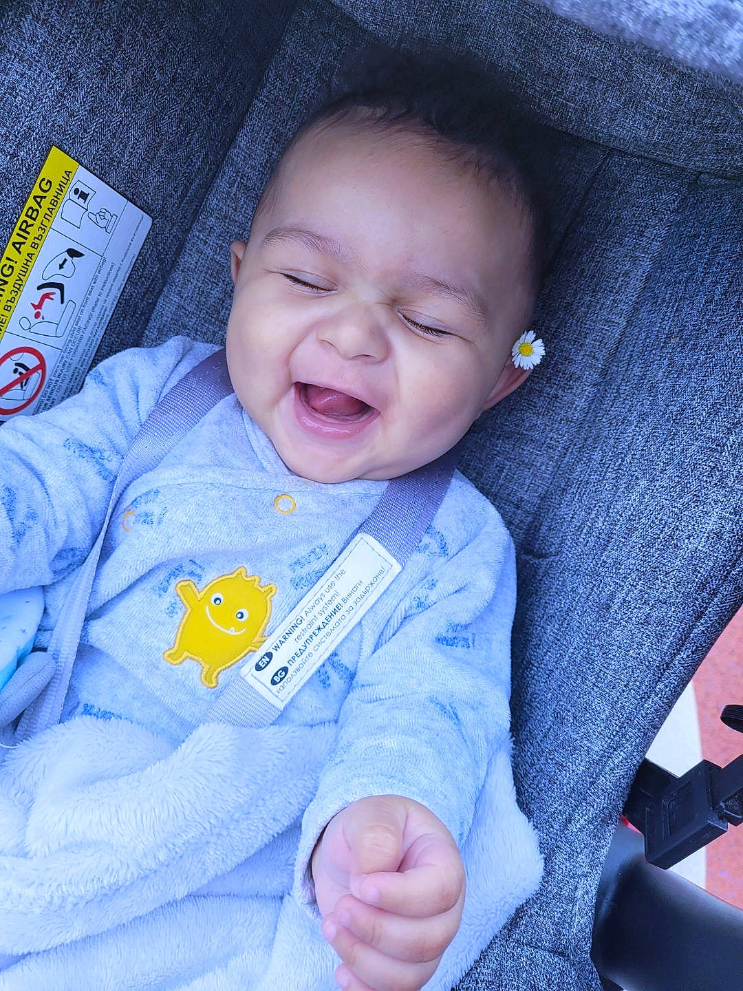 Aaron a rejoint le concours — aidez-le/la à gagner de superbes lots ! baby, baby_laughing, baby_products, baby_toddler_clothing, cheek, child, comfort, electric_blue, finger, happy, iris, laugh, linens, magenta, nose, person, sitting, skin, sleeve, smile