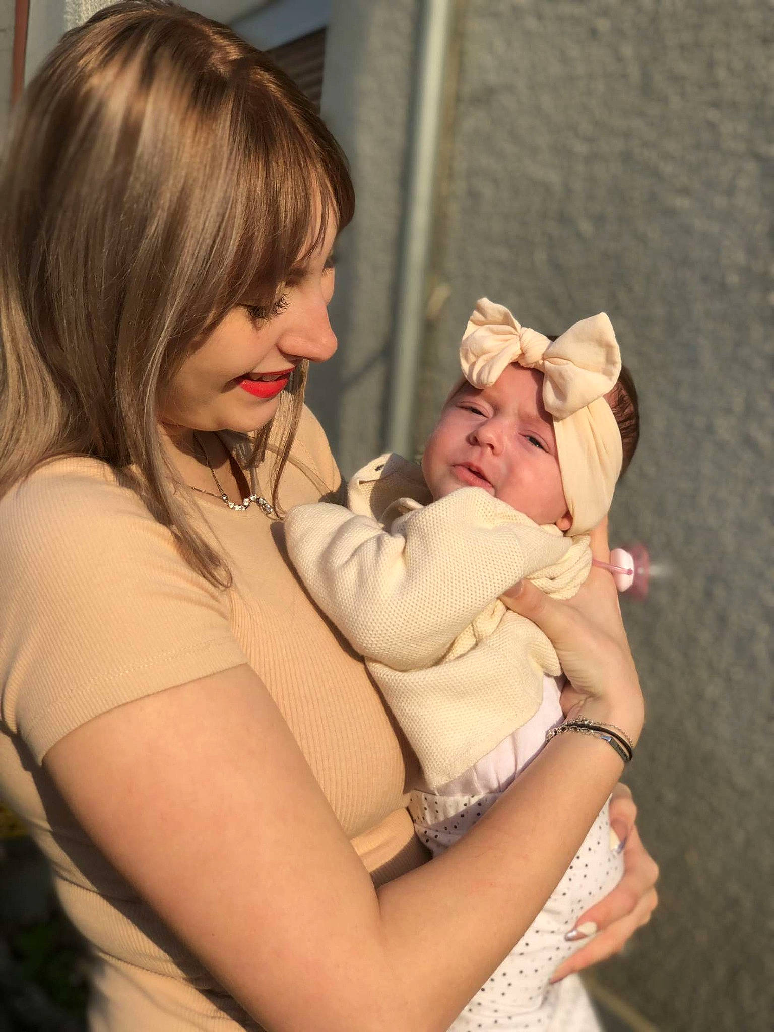 Mélona participe au concours pour gagner de l'argent avec cette photo : baby, bangs, blond, child, comfort, elbow, event, flash_photography, fun, gesture, grass, happy, headwear, hug, jewellery, joy, layered_hair, people_in_nature, person, sitting