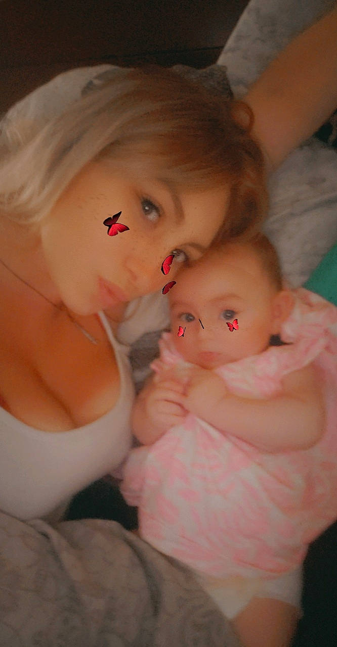 Mélona participe au concours pour gagner de l'argent avec cette photo : cheek, chin, ear, eye, eyebrow, eyelash, face, finger, gesture, hair, hand, happy, head, iris, lip, mouth, neck, nose, person, pink