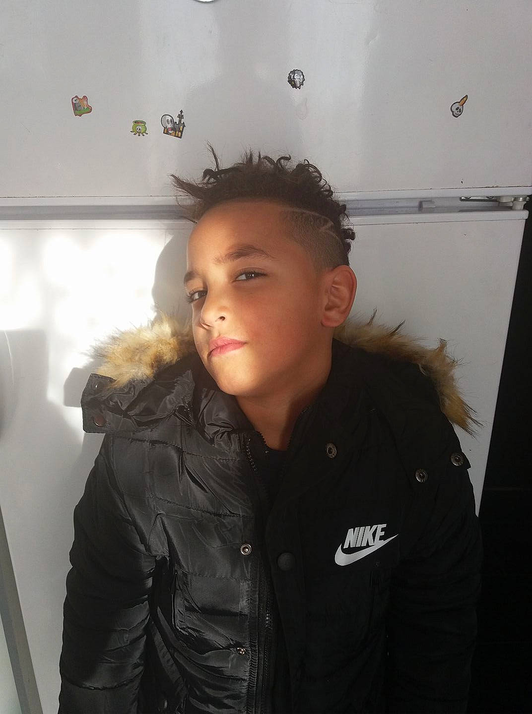 Wayne a rejoint le concours — aidez-le/la à gagner de superbes lots ! black, chin, cool, forehead, fun, girl, hair, hairstyle, head, human_hair_color, jacket, long_hair, neck, outerwear, person, smile, standing, textile, top