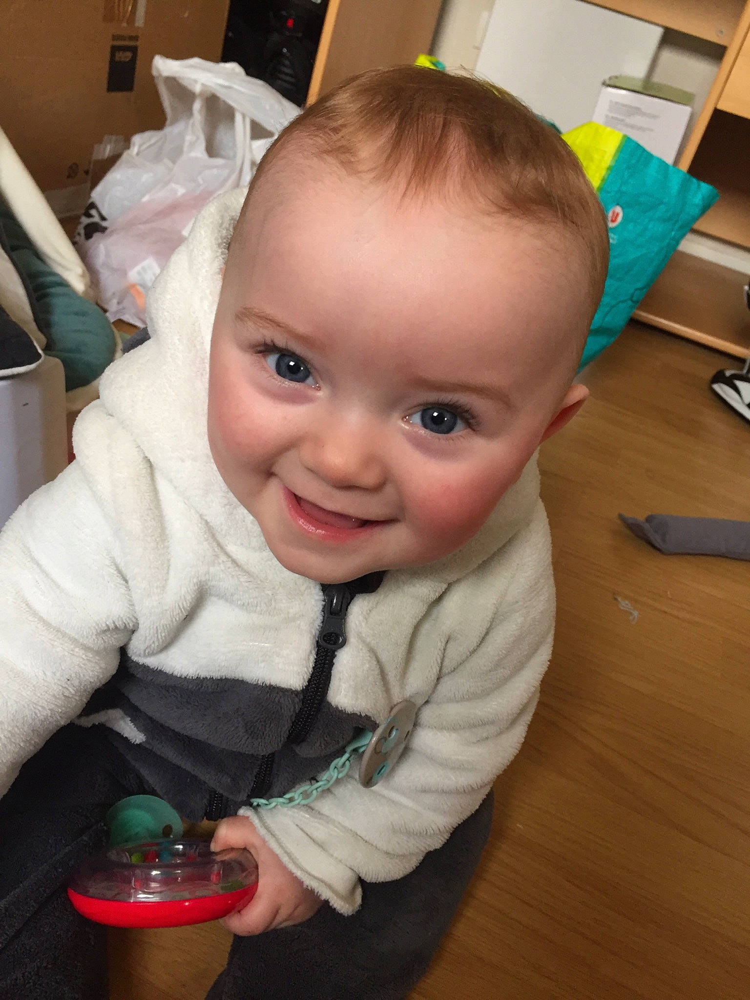 Aloïs participe au concours pour gagner de l'argent avec cette photo : boy, cheek, child, day, ear, eye, face, forehead, hair, hairstyle, head, human_hair_color, infant, joy, mouth, nose, organ, person, product, skin
