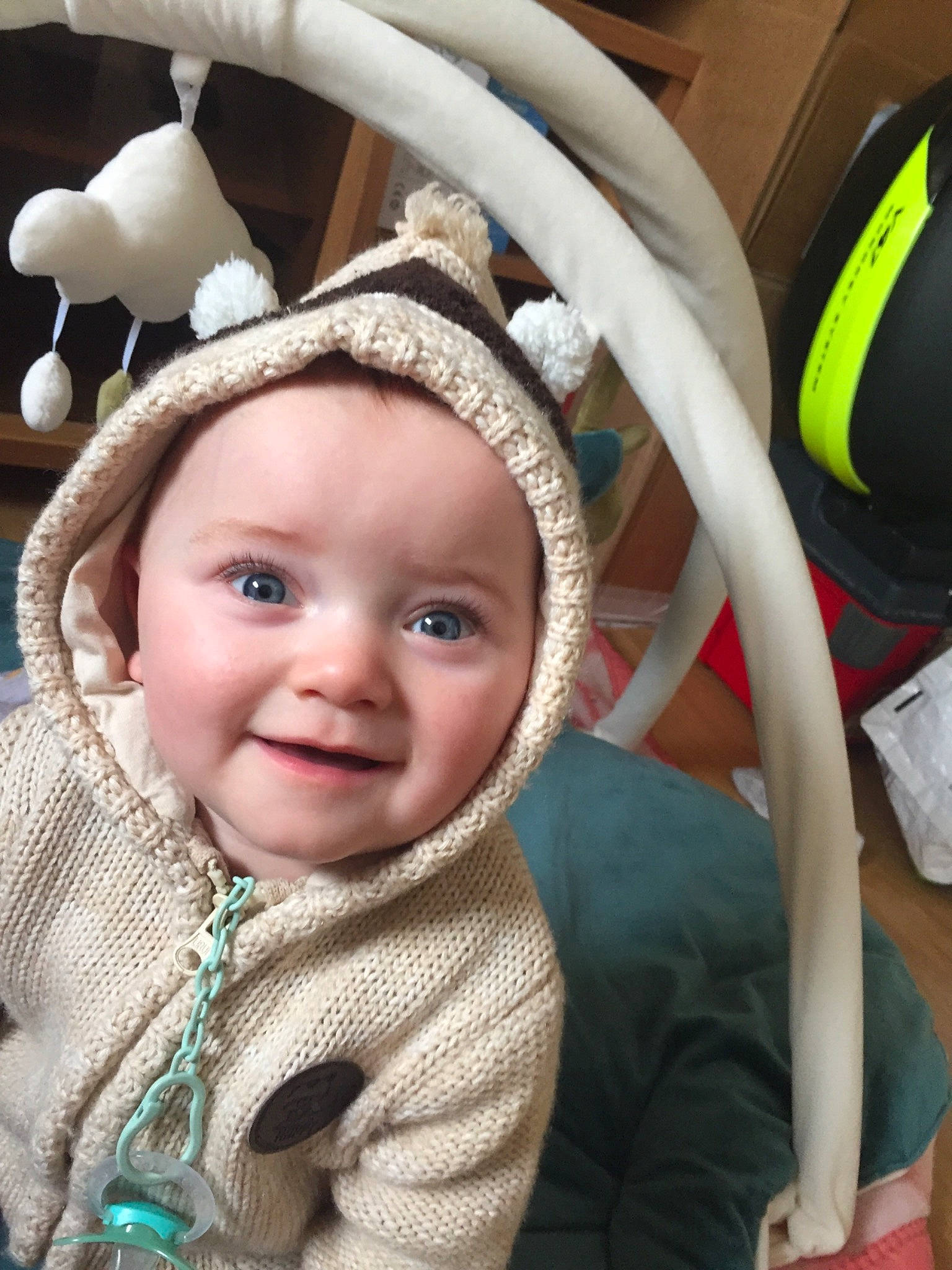 Aloïs participe au concours pour gagner de l'argent avec cette photo : child, eye, fun, girl, hair_accessory, headgear, infant, joy, person, product, skin, smile, toddler