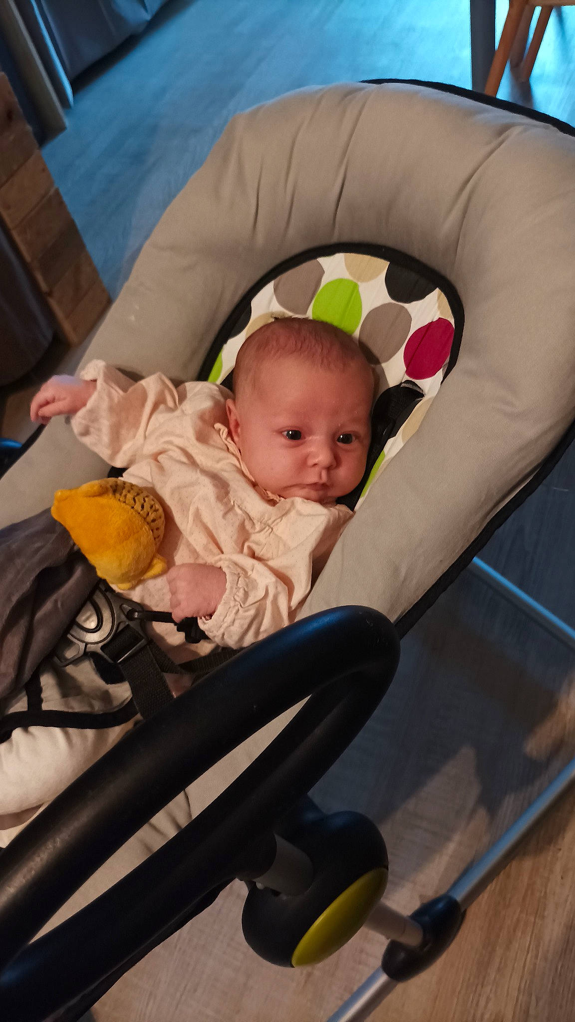 Auxane a rejoint le concours — aidez-le/la à gagner de superbes lots ! baby, baby_carriage, baby_products, baby_safety, baby_toddler_clothing, car_seat, chair, cheek, child, comfort, fun, infant_bed, lap, person, product, room, sitting, sock, toddler