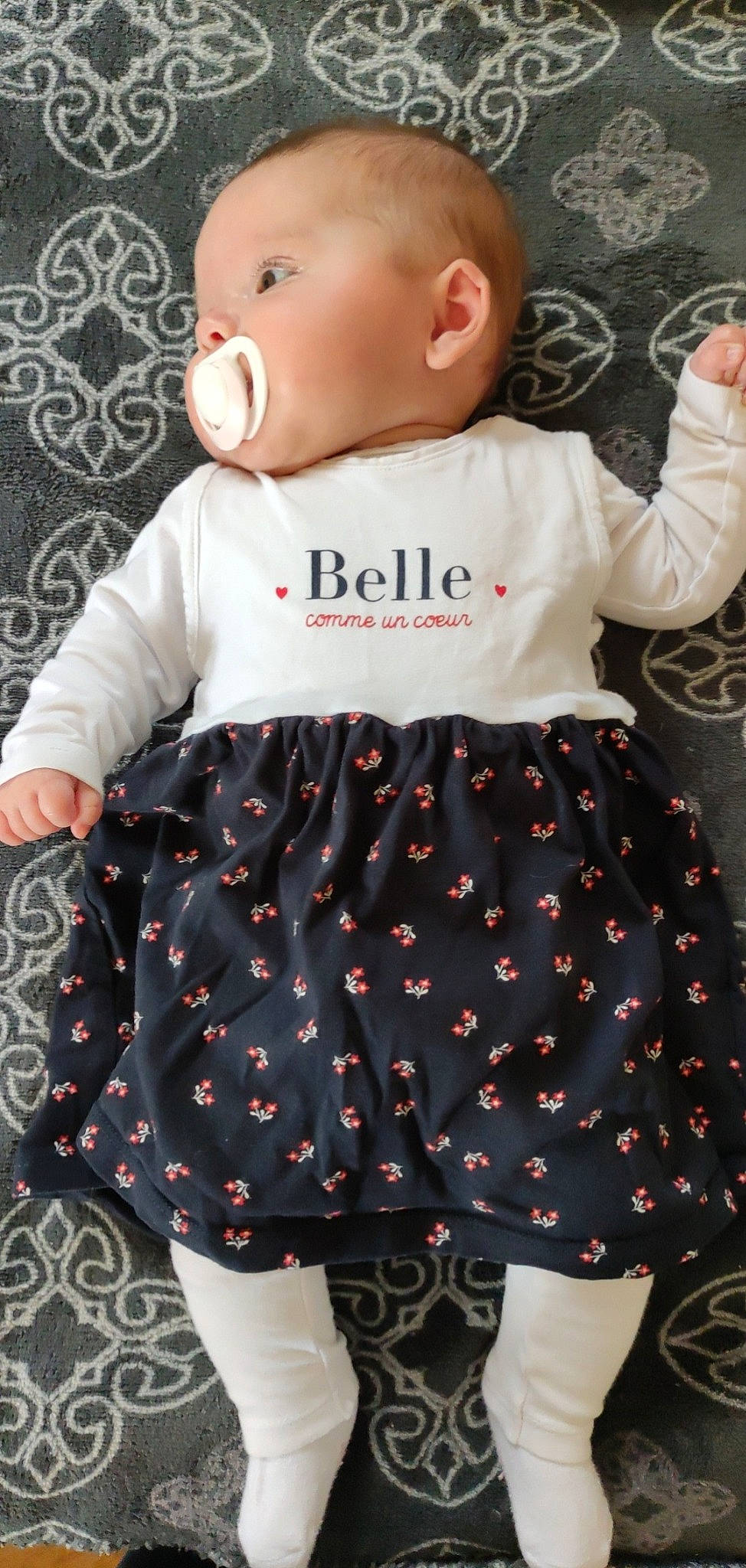 Lyna a rejoint le concours — aidez-le/la à gagner de superbes lots ! arm, baby_toddler_clothing, black, dress, fashion, green, hairstyle, human, human_body, neck, one_piece_garment, orange, outerwear, person, photograph, product, shoulder, sleeve, standing, textile