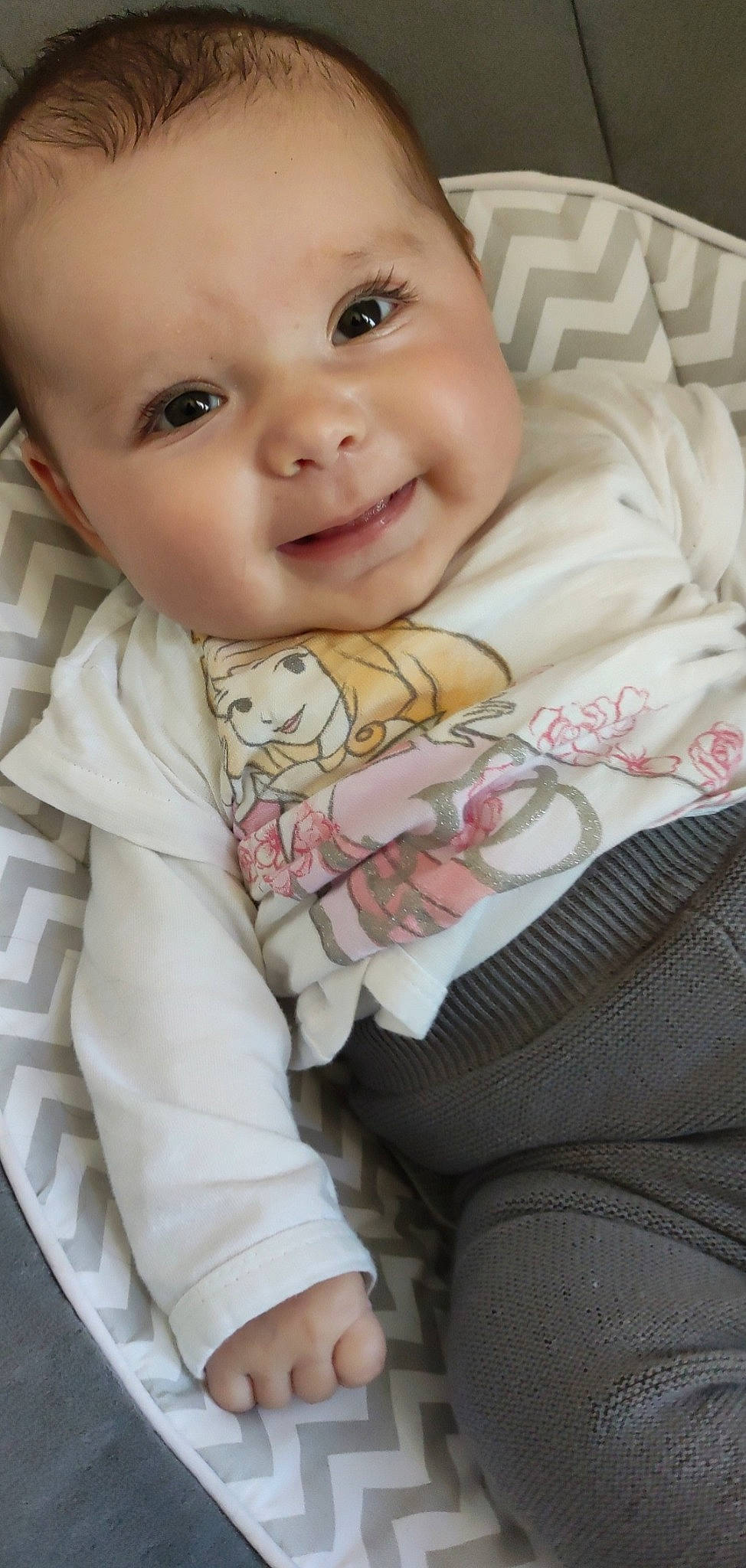 Lyna a rejoint le concours — aidez-le/la à gagner de superbes lots ! baby, baby_toddler_clothing, cheek, child, close_up, collar, comfort, happy, iris, joy, linens, lip, nose, pattern, person, pink, sitting, skin, sleeve, smile