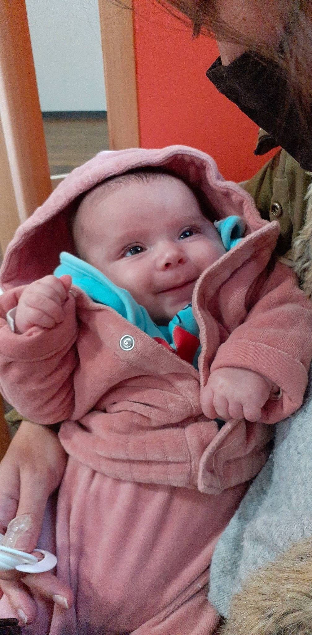 Lyna participe au concours pour gagner de l'argent avec cette photo : baby, baby_carriage, baby_products, baby_safety, baby_toddler_clothing, cheek, child, comfort, finger, gesture, happy, lap, outerwear, person, pink, sitting, skin, sleeve, thumb, toddler