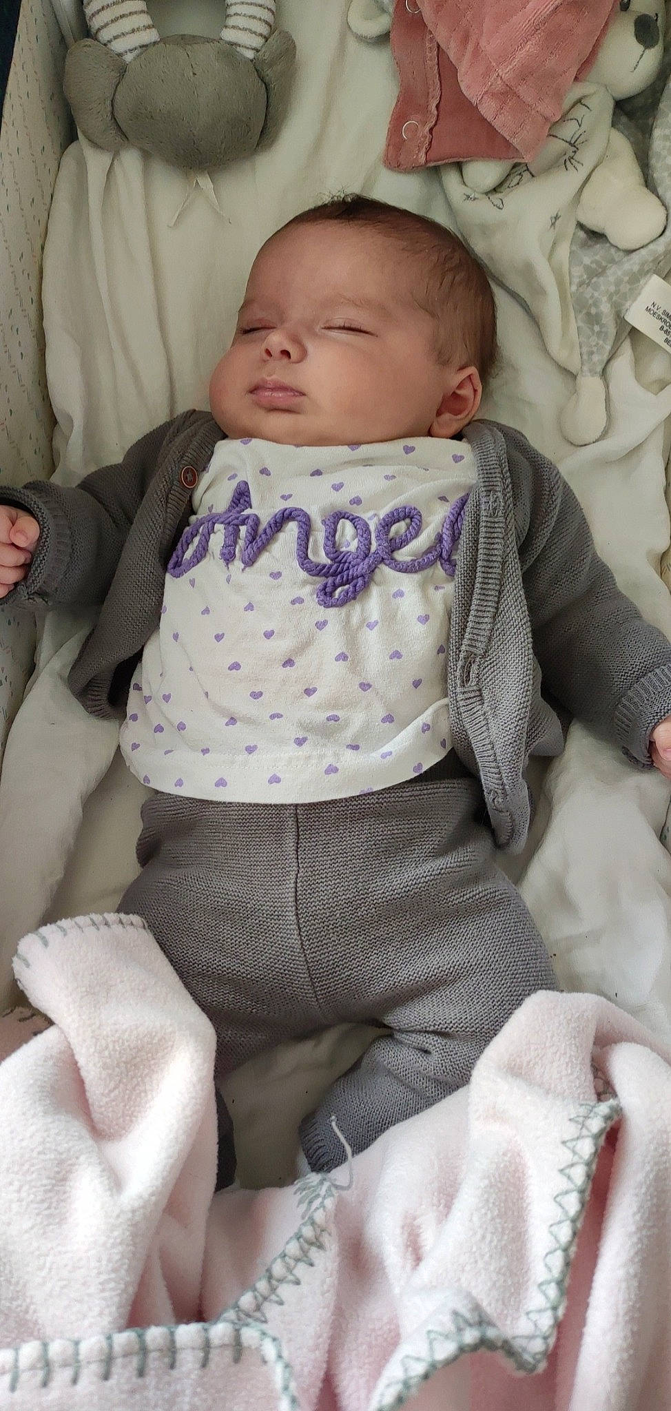 Lyna participe au concours pour gagner de l'argent avec cette photo : baby, baby_products, baby_sleeping, baby_toddler_clothing, cheek, child, collar, comfort, gesture, grey, hand, linens, lip, neck, pattern, person, sitting, skin, sleeve, textile