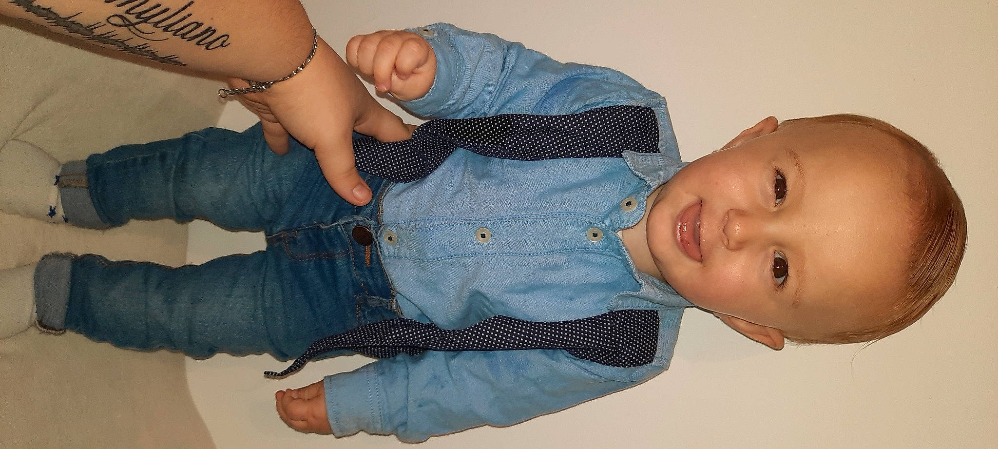 émyliano a rejoint le concours — aidez-le/la à gagner de superbes lots ! arm, baby, baby_toddler_clothing, child, collar, comfort, dress_shirt, elbow, finger, gesture, hand, joint, organ, pattern, person, skin, sleeve, textile, thumb, toddler