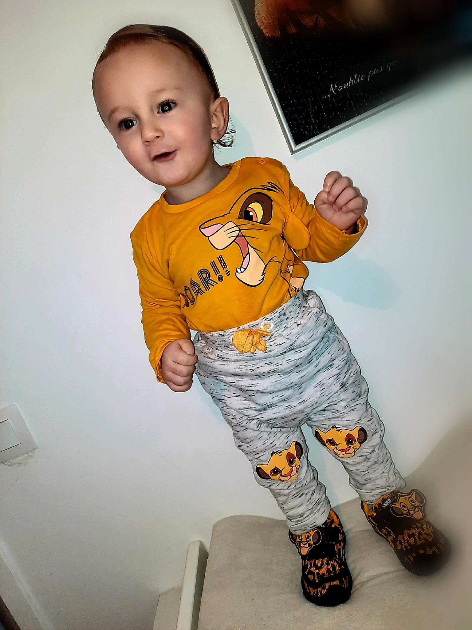 émyliano a rejoint le concours — aidez-le/la à gagner de superbes lots ! baby, baby_toddler_clothing, child, denim, fashion_design, flooring, fun, gesture, happy, human_body, leg, orange, pattern, person, personal_protective_equipment, shoulder, sleeve, sportswear, t_shirt, thigh