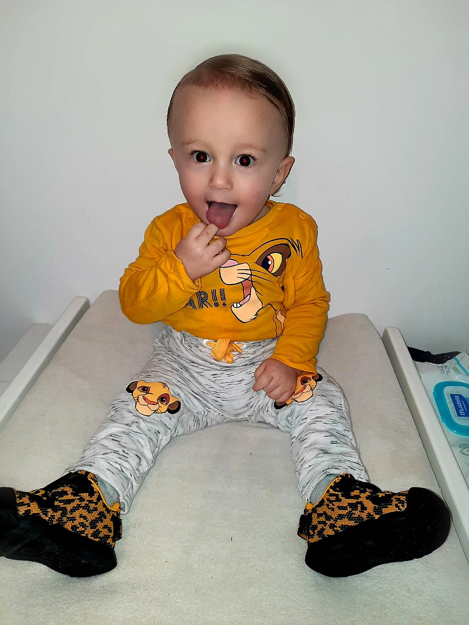 émyliano a rejoint le concours — aidez-le/la à gagner de superbes lots ! baby, baby_toddler_clothing, cheek, comfort, face, finger, flooring, hairstyle, head, human_body, human_leg, joint, knee, neck, pattern, person, sleeve, sportswear, surprise, t_shirt