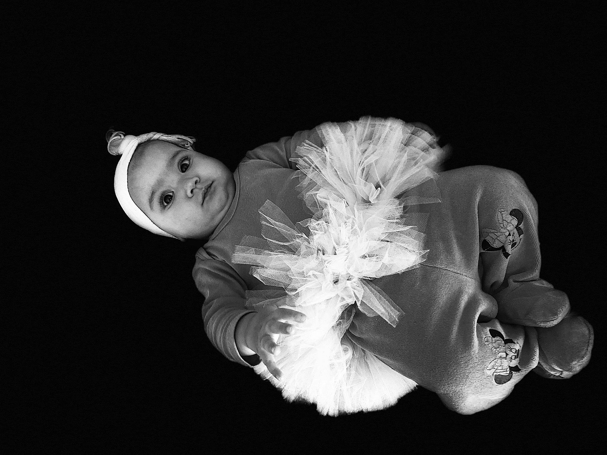 Senna participe au concours pour gagner de l'argent avec cette photo : art, bridal_accessory, costume_hat, darkness, dress, event, fashion_accessory, fashion_design, feather, flash_photography, fur, gesture, happy, headpiece, jewellery, monochrome, monochrome_photography, person, petal, style