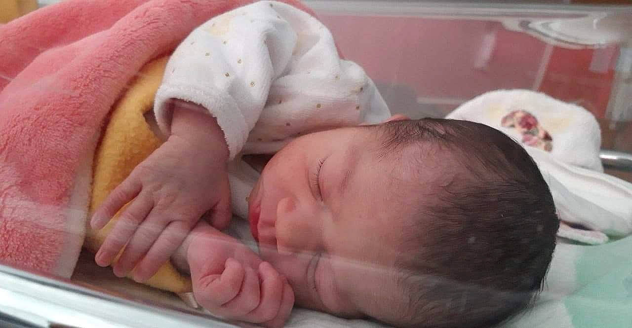 Senna a rejoint le concours — aidez-le/la à gagner de superbes lots ! baby, baby_products, baby_safety, baby_sleeping, baby_toddler_clothing, bedtime, cheek, child, childbirth, chin, comfort, flesh, gesture, linens, mouth, nail, nap, person, skin, thumb