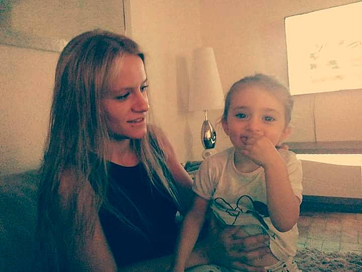 Miléna participe au concours pour gagner de l'argent avec cette photo : blond, child, ear, electronic_device, eye, face, hair, hairstyle, head, iris, long_hair, mouth, nose, people, person, photography, shoulder, skin, smile, toddler