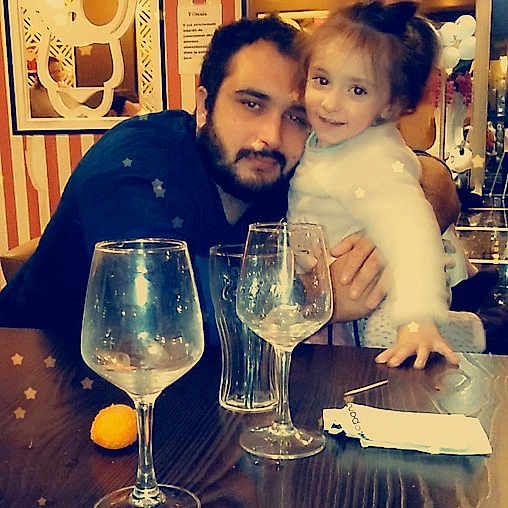 Miléna a rejoint le concours — aidez-le/la à gagner de superbes lots ! alcohol, champagne_stemware, child, drink, drinkware, family, fun, glass, happy, joy, person, restaurant, sky, snifter, stemware, tableware, wine, wine_glass