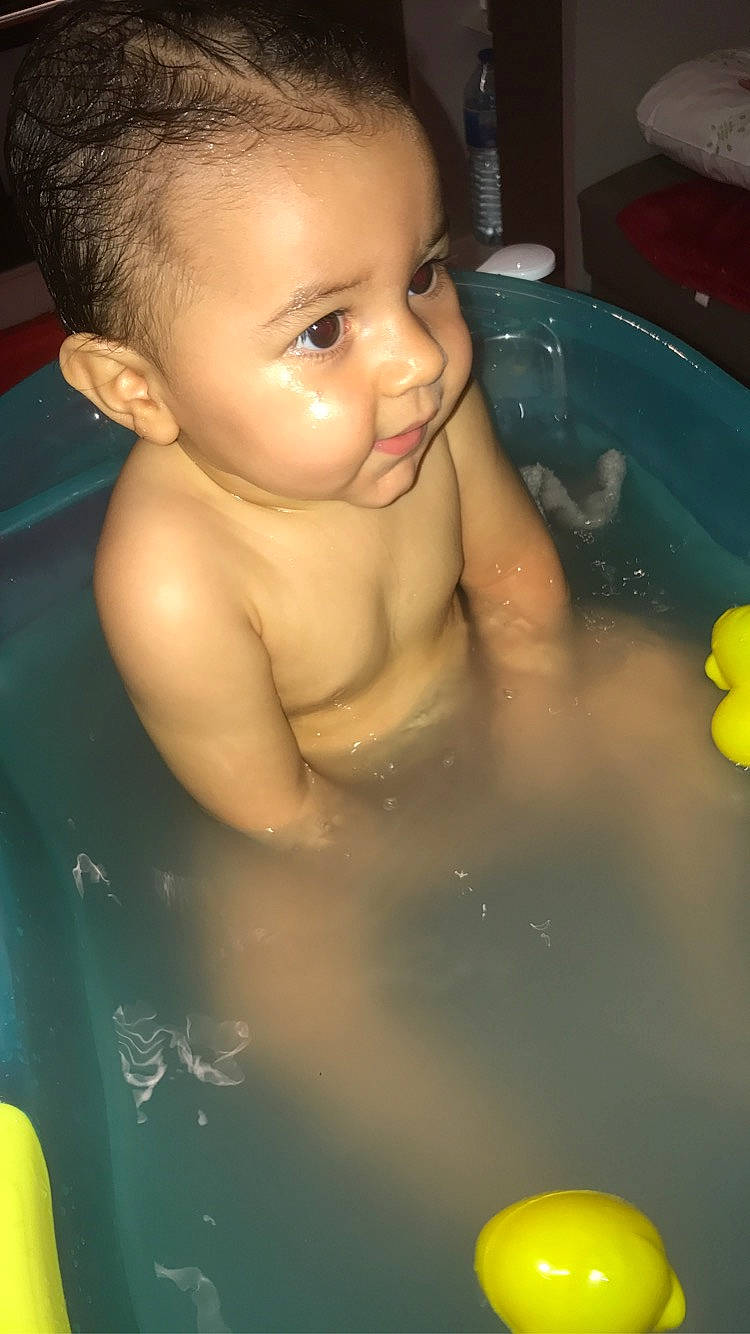 Kinaï a rejoint le concours — aidez-le/la à gagner de superbes lots ! baby, baby_bathing, barechested, bath_toy, bathing, bathroom, bathtub, cheek, child, fluid, iris, liquid, muscle, organ, person, personal_care, plumbing, skin, stomach, toddler