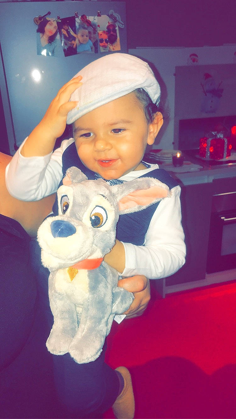 Kinaï participe au concours pour gagner de l'argent avec cette photo : astronomical_object, baby, baby_products, baby_toddler_clothing, baby_toys, balloon, blurred, cabinetry, child, costume_accessory, eye, fictional_character, glove, headwear, holiday, human, love, party_supply, person, plush