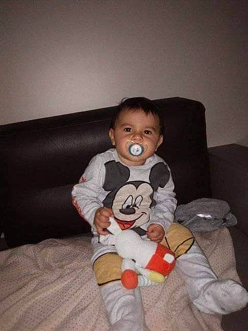 Kinaï a rejoint le concours — aidez-le/la à gagner de superbes lots ! armrest, baby, baby_products, baby_toddler_clothing, child, comfort, couch, eye, face, human_body, knee, lap, living_room, person, sitting, slipcover, sock, toddler