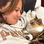 Erza a rejoint le concours — aidez-le/la à gagner de superbes lots ! affection, blanket, calico_cat, cat, closeup, comfort, cuddle, expression, face, feline, girl, home, hoodie, indoor, looking, love, pet, relaxation, soft_texture, white_clothing