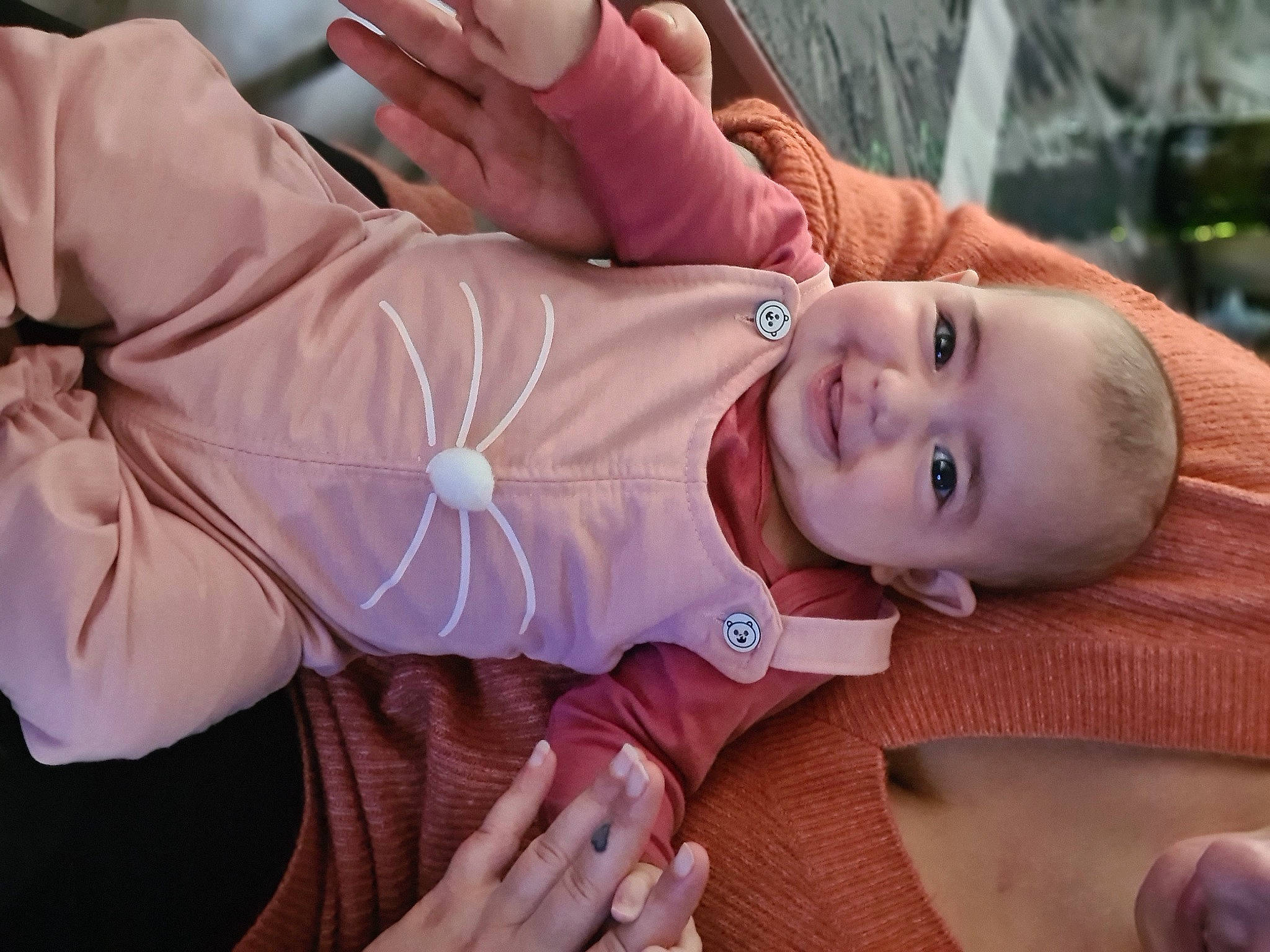 Thaïs participe au concours pour gagner de l'argent avec cette photo : baby, chest, child, comfort, elbow, eyelash, finger, gesture, hand, happy, human_body, joint, joy, lip, mouth, muscle, nose, person, pink, skin