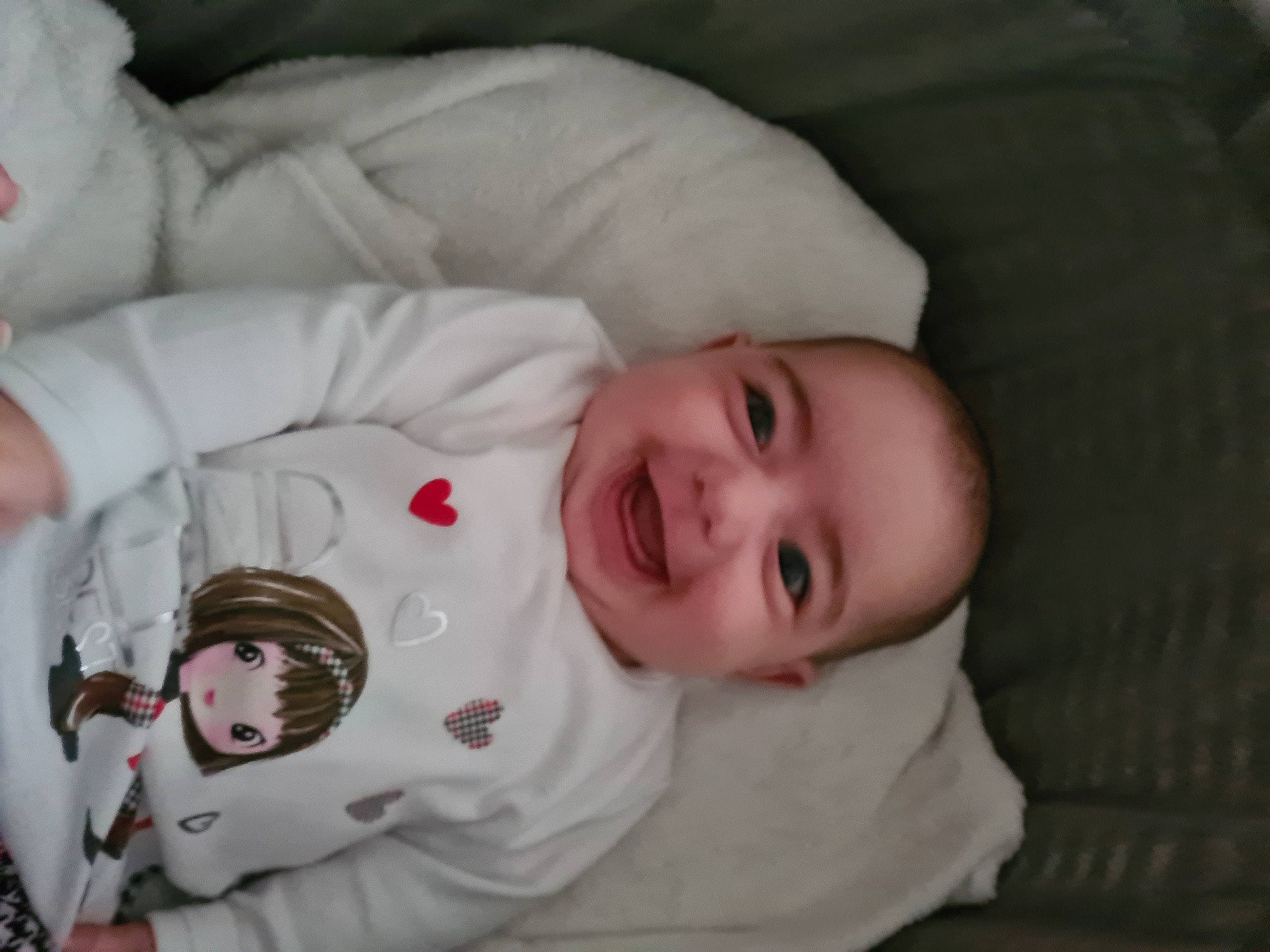 Thaïs participe au concours pour gagner de l'argent avec cette photo : baby, baby_products, baby_toddler_clothing, carmine, cheek, child, comfort, eye, iris, joy, mammal, mouth, nose, person, room, skin, sleeve, smile, textile, toddler
