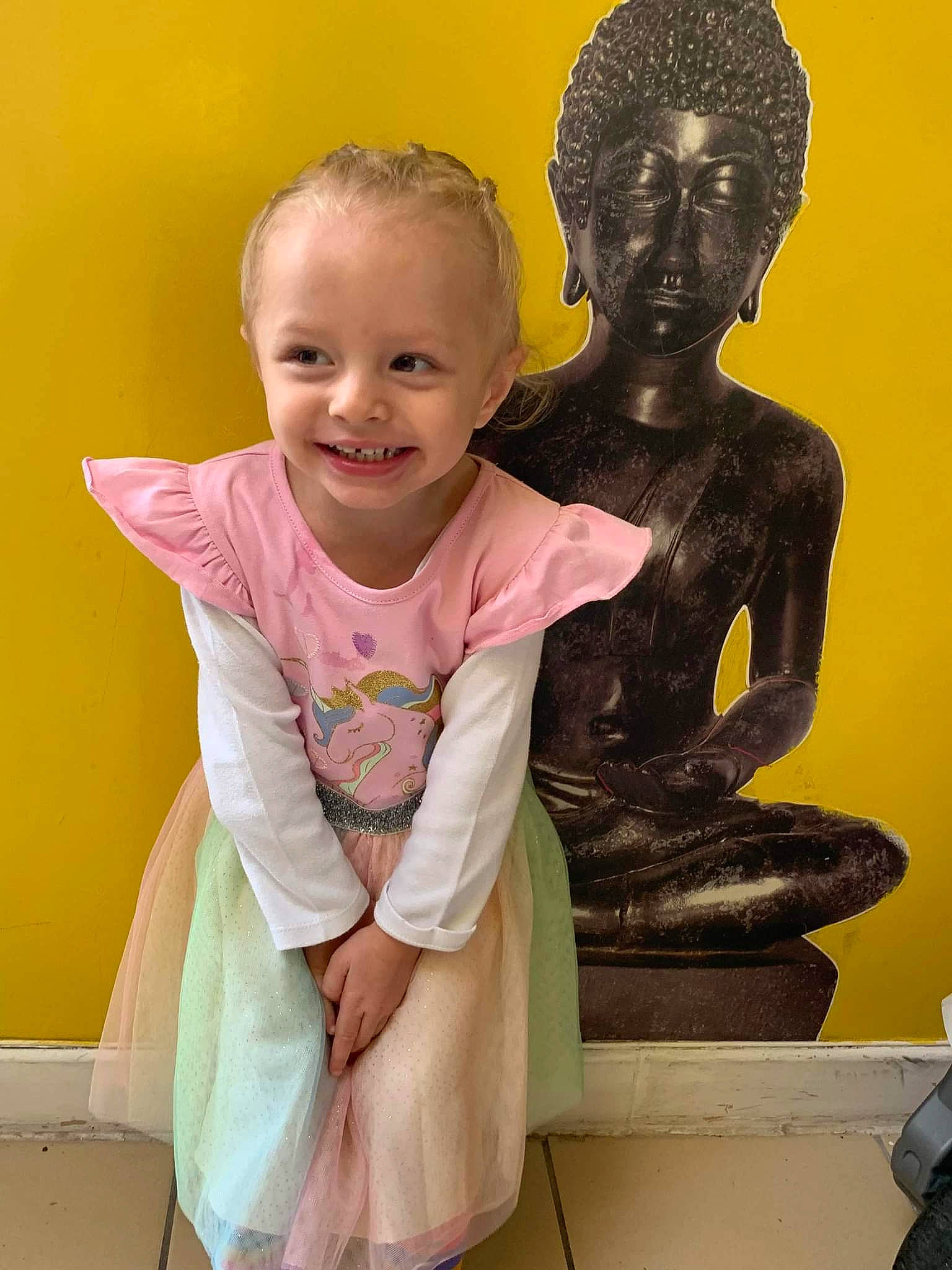 Djulia participe au concours pour gagner de l'argent avec cette photo : art, artifact, baby_toddler_clothing, bronze_sculpture, cheek, child, chin, classical_sculpture, face, facial_expression, happy, human_body, joy, monument, neck, organ, person, sculpture, sitting, smile