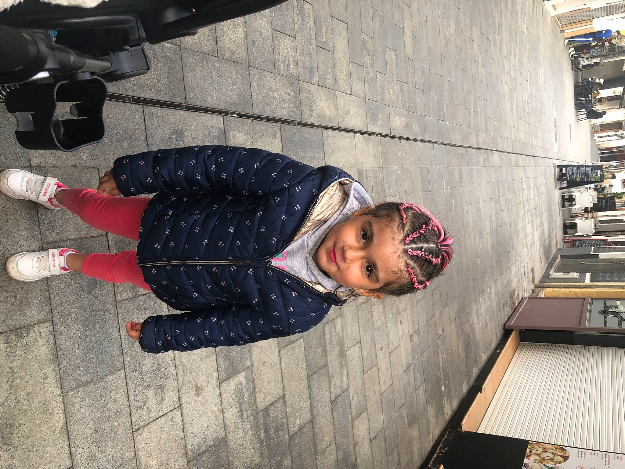 Giulia participe au concours pour gagner de l'argent avec cette photo : asphalt, automotive_tire, city, cobblestone, concrete, cool, eyewear, flooring, headwear, joy, leisure, pattern, pedestrian, person, personal_protective_equipment, public_space, recreation, road, road_surface, sidewalk