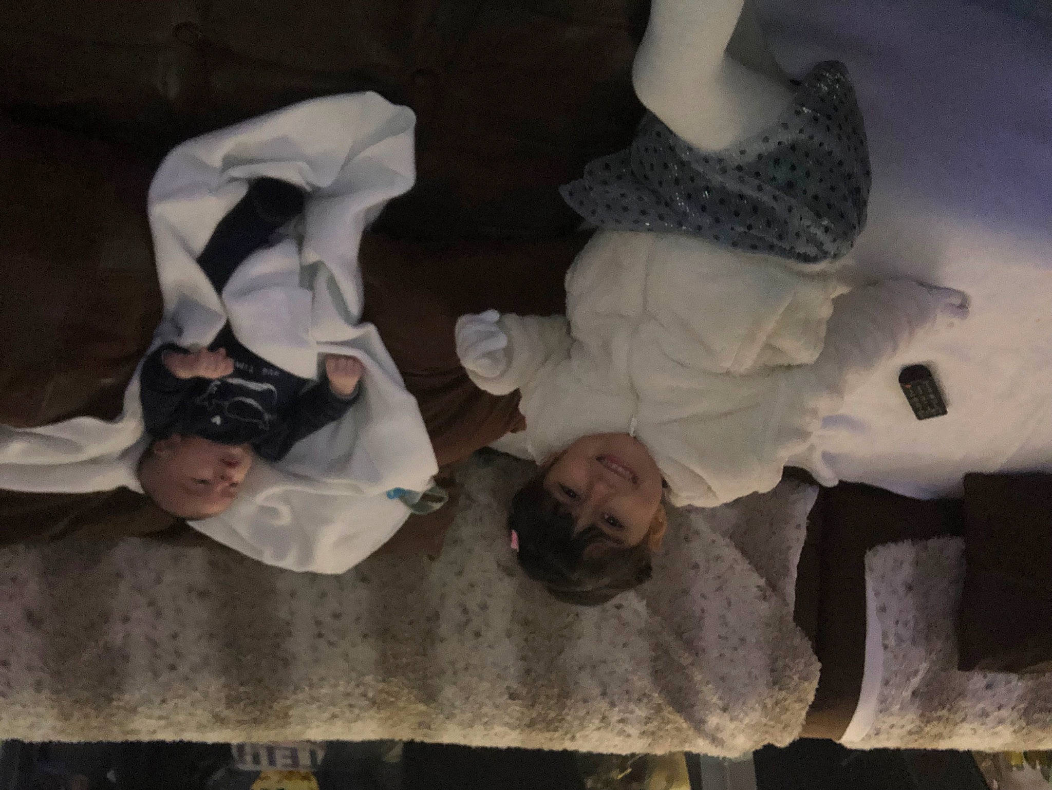 Giulia participe au concours pour gagner de l'argent avec cette photo : art, child, fun, fur, gesture, glove, headgear, human_body, human_leg, joy, paper, person, room, sculpture, space, statue, sunglasses, textile, tree, visual_arts